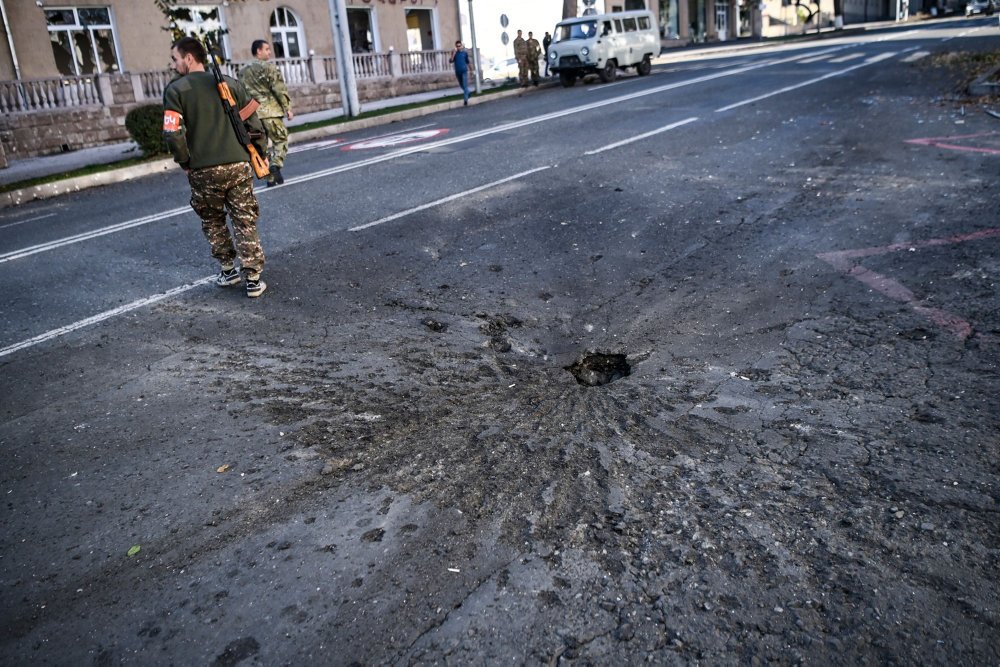 Ifølge Armenien har Aserbajdsjan affyret raketter og artillerigranater kort inde i våbenhvilen.