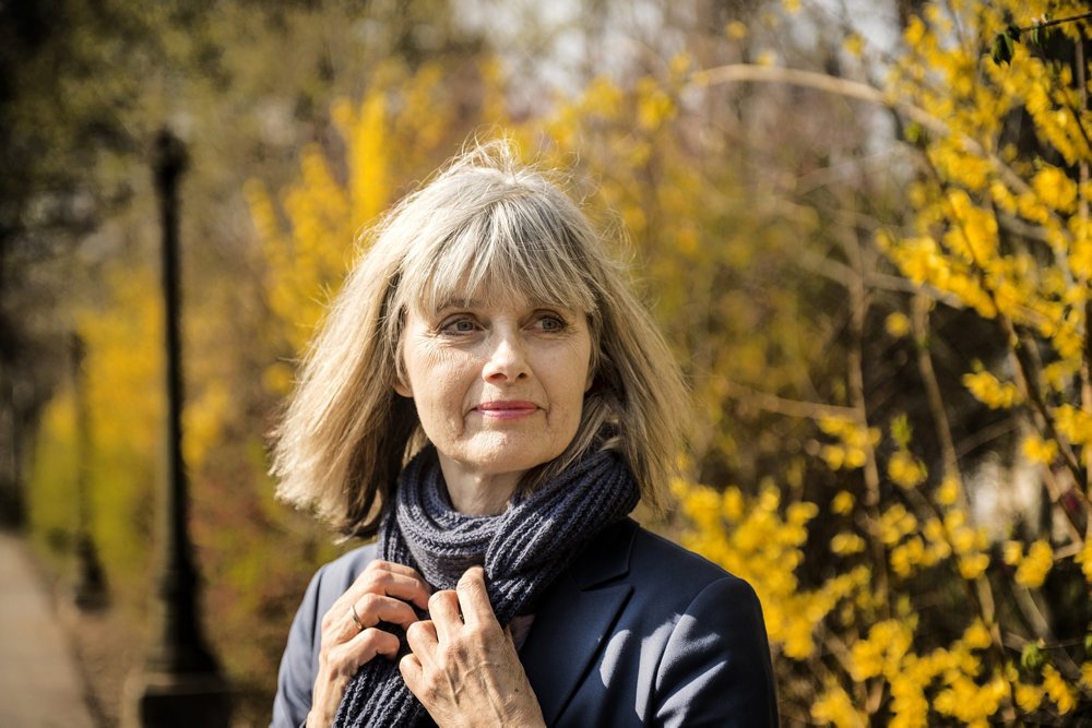 Elsebeth Egholm fylder 60 år den 17. september og er en de mest populære danske krimiforfattere. Hun vil skrive underholdende historier til et bredt publikum.