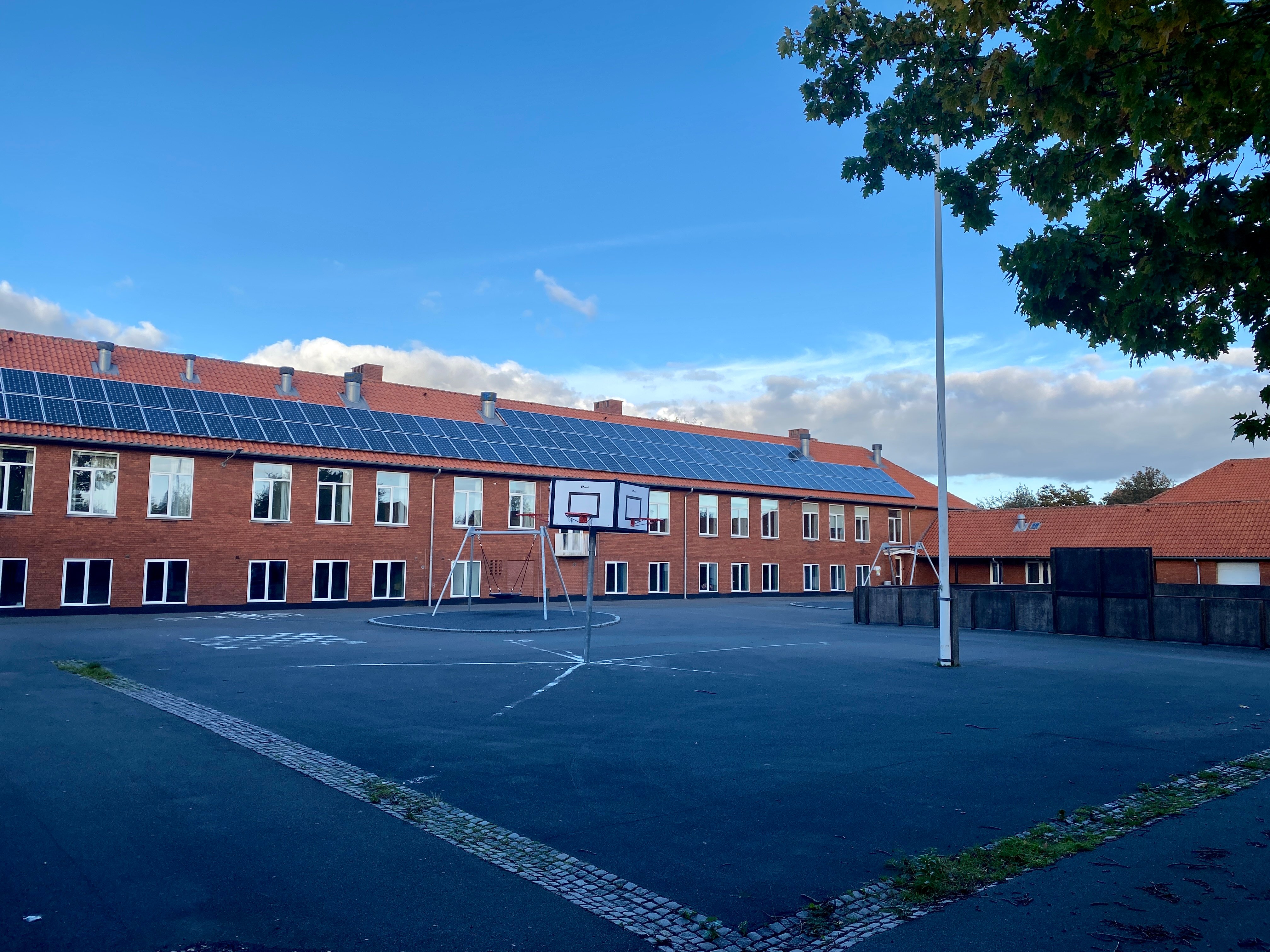 Rosenkilde Skole flyttede sidste år til Tårnborg Skole. Nu er forældrebestyrelsen bekymret for nye besparelser.