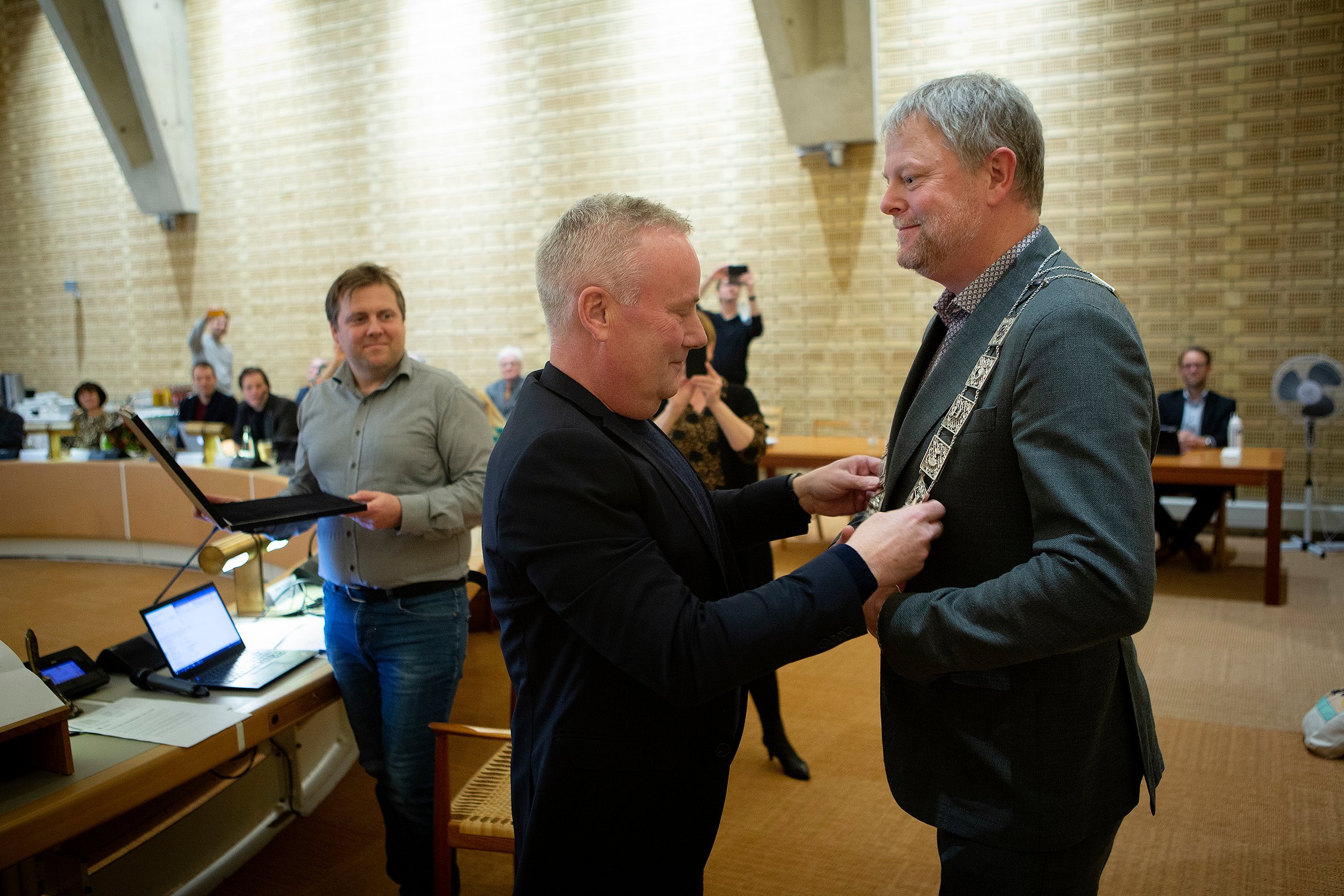 Da Claus Larsen i december 2021 kunne lægge borgmesterkæden på skuldrene af Tomas Breddam, skete det på baggrund af en konstituering, der ikke var i overensstemmelse med den styrelsesvedtægt, der gjaldt på det pågældende tidspunkt. Samme ulovlighed begik byrådet ved konstitueringerne i 2017 og i 2025.