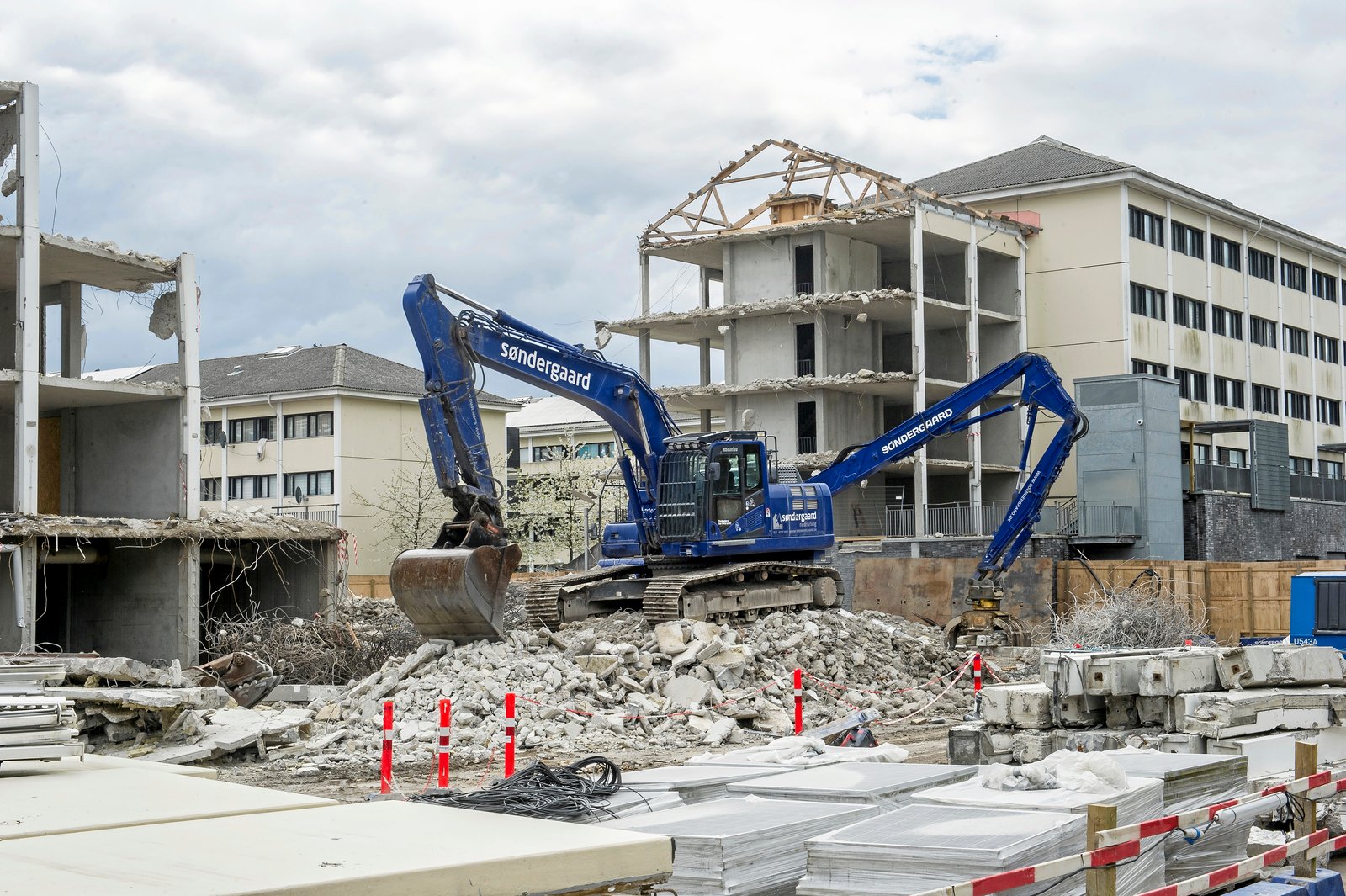 Fotoet fra august viser, at nedrivningen af otte boligblokke i Taastrupgaard er i fuld gang. I alt 1888 boliger skal rives ned. Foto: Per Christensen
