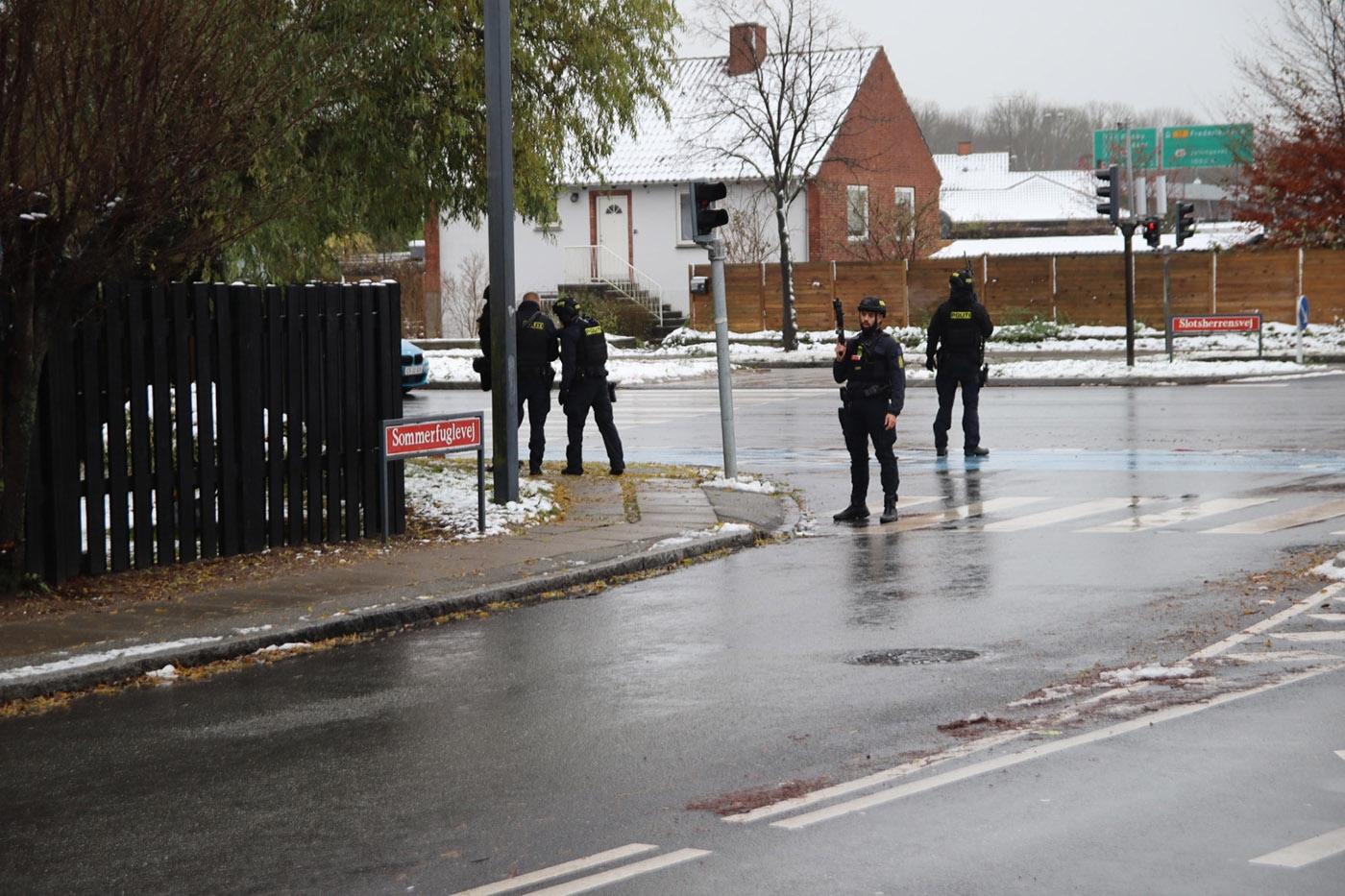 Politi med maskinpistoler i området efter skyderiet i frisørsalonen ved Islev Torv. - Presse-fotos.dk Politi med maskinpistoler i området efter skyderiet i frisørsalonen ved Islev Torv.