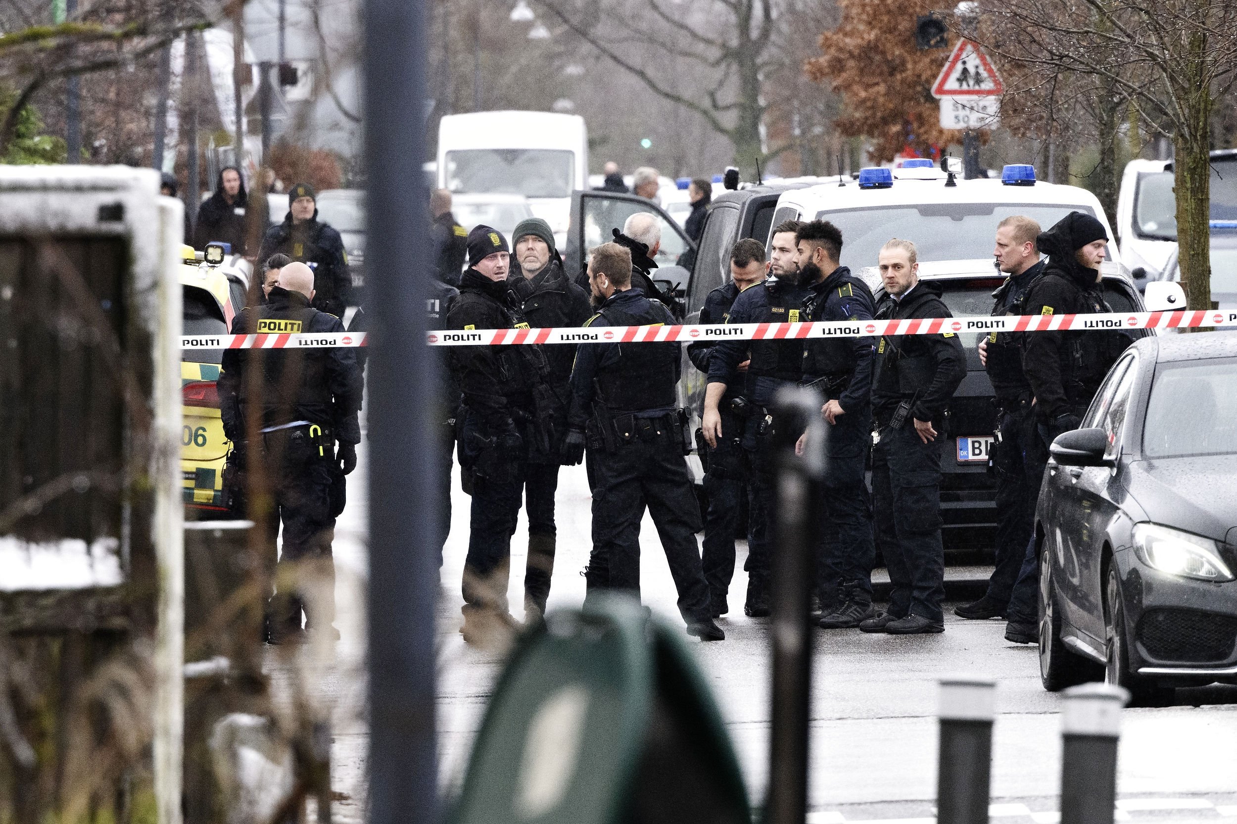 Tre mænd blev såret, den ene dræbt. Nu søger politiet vidners hjælp efter drab hos frisør i Islev.