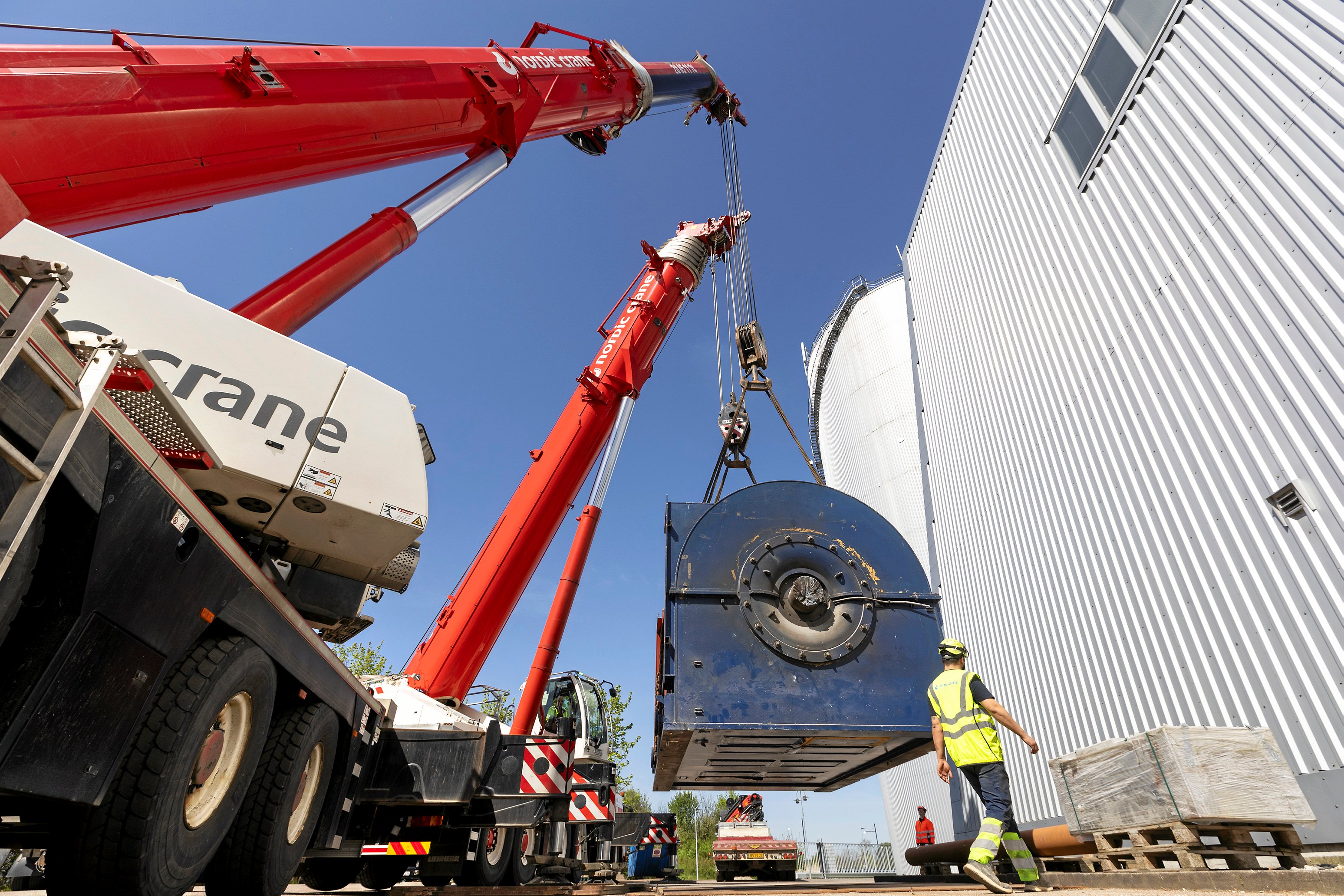 Sådan ser det ud, når en 100 tons tung gasgenerator skal fragtes til Ringsted, hvor den skal splittes ad og sælges som skrot.