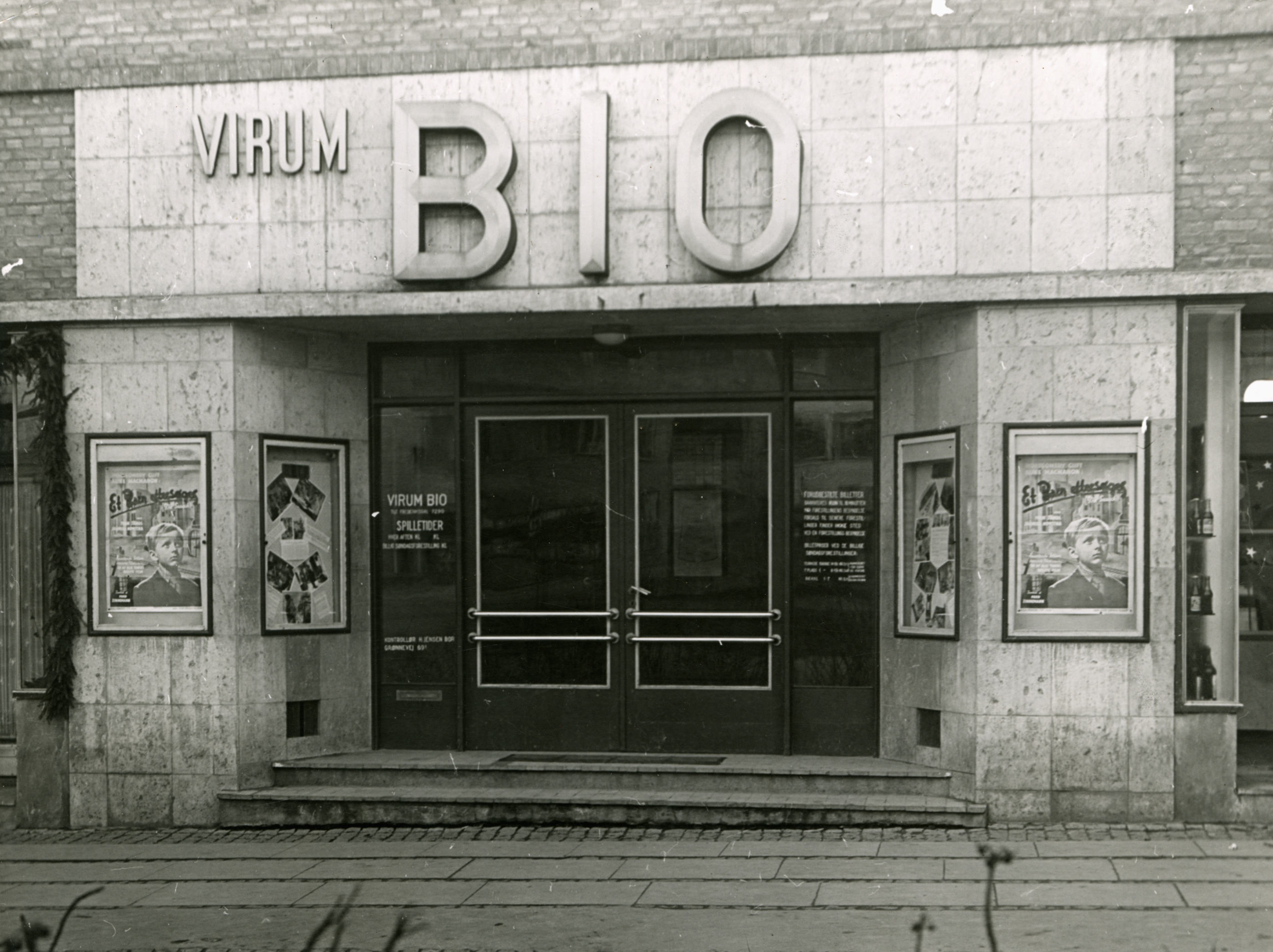 Indgangspartiet til Virum Bio, 1948. Filmen "Et Barn eftersøges" er på plakaten. I perioden 1943-73 viste Virum Bio biograffilm på Virum Torv.