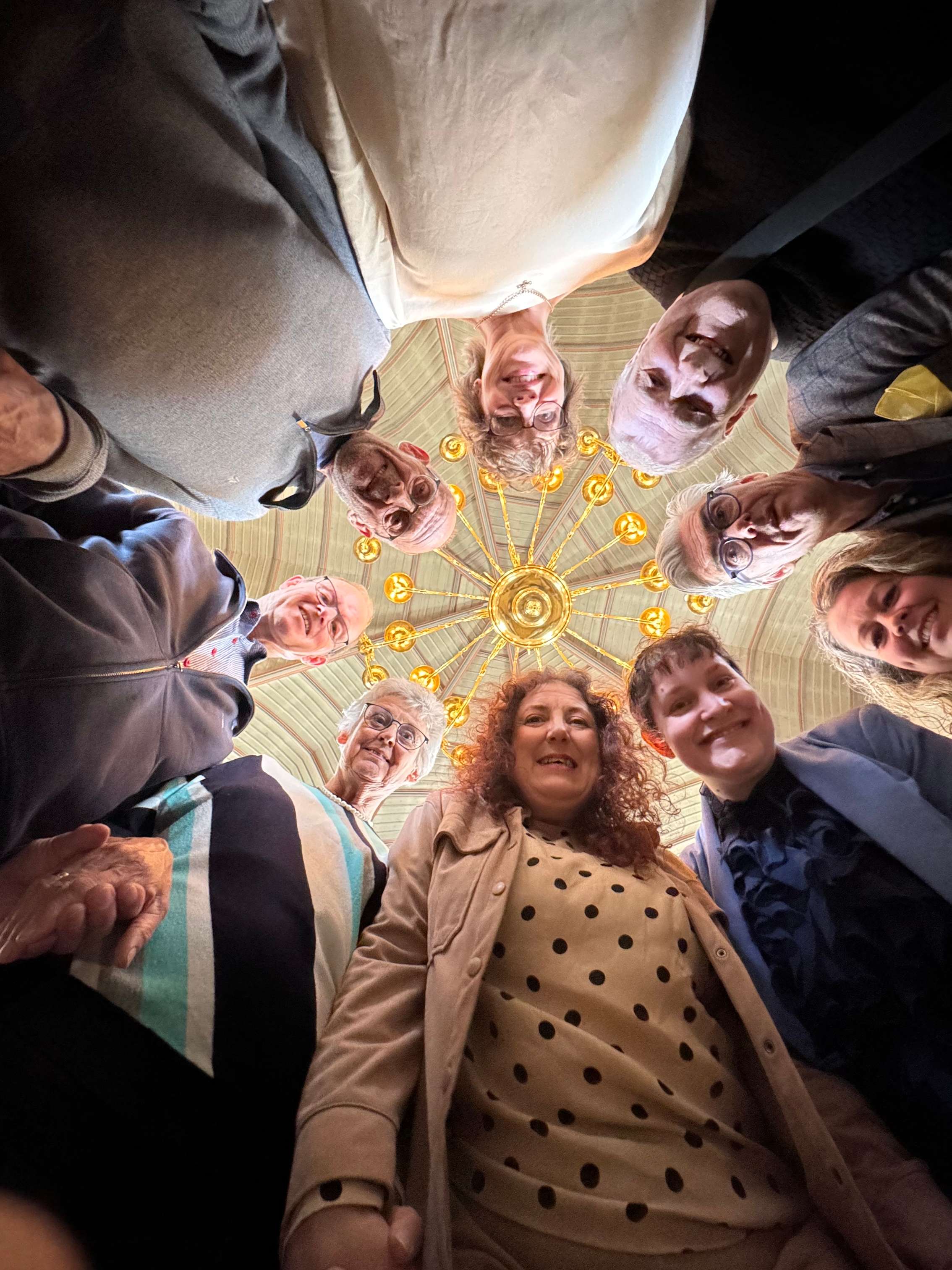 Sognepræst Charlotte Roel Adams (forrest) havde samlet menighedsrådet og de ansatte i Sankt Katharina Kirke til en visionsdag - med lyset over deres hoveder. Ud over præsten ses organist og korleder Claus Heilmann, kirkesanger Tina Henriksen, kirkesanger Anna Hansen, kordegn Sidsel Elise Hultqvist, kirketjener Kirsi Olin, ny formand for menighedsrådet Søren Ambjørn, næstformand Thomas Rodh og kasserer Kaj Bindslev. Foto: Henrik Fisker Sognepræst Charlotte Roel Adams (forrest) havde samlet menighedsrådet og de ansatte i Sankt Katharina Kirke til en visionsdag - med lyset over deres hoveder. Ud over præsten ses organist og korleder Claus Heilmann, kirkesanger Tina Henriksen, kirkesanger Anna Hansen, kordegn Sidsel Elise Hultqvist, kirketjener Kirsi Olin, ny formand for menighedsrådet Søren Ambjørn, næstformand Thomas Rodh og kasserer Kaj Bindslev. Foto: Henrik Fisker