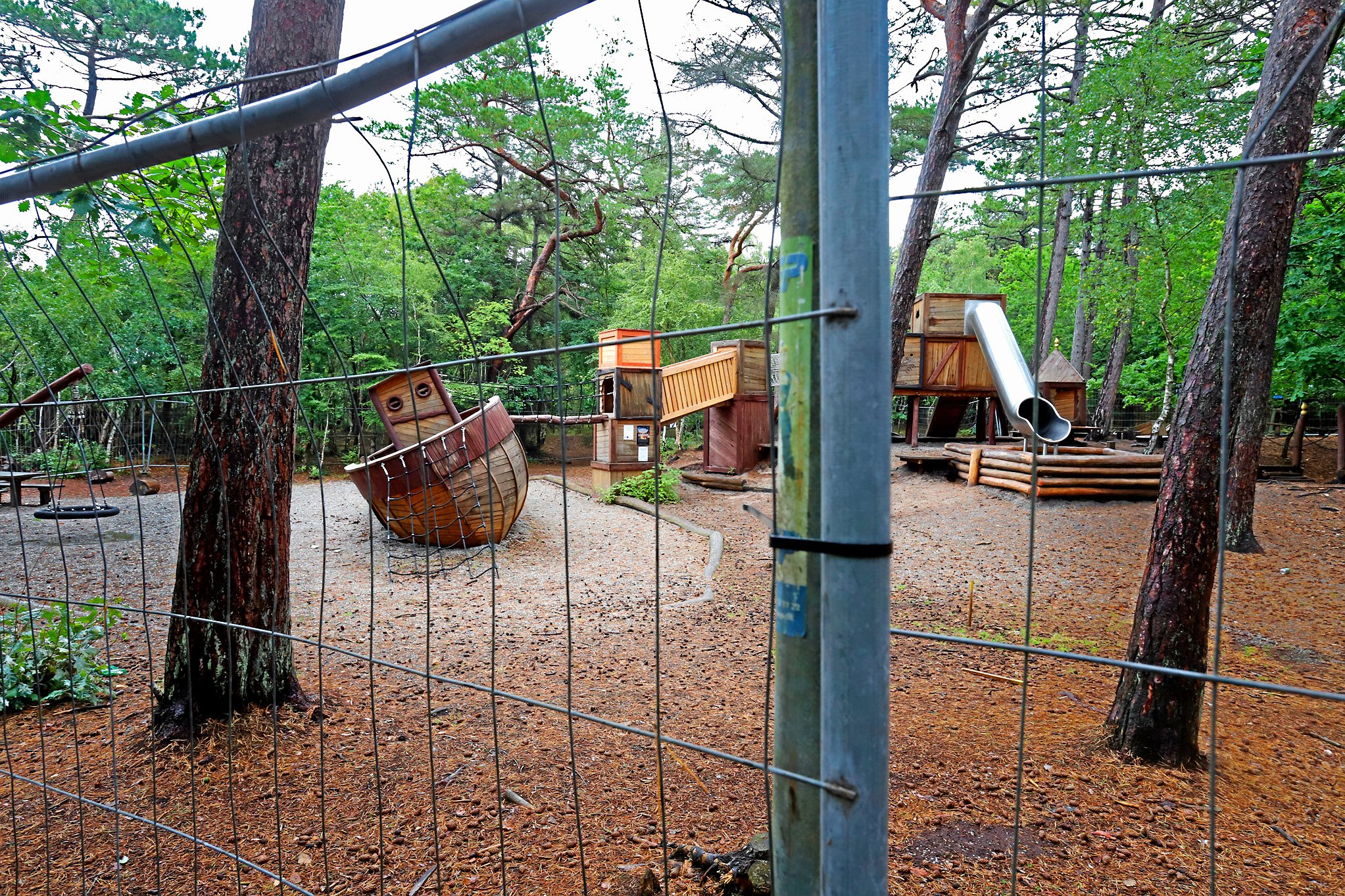 Naturlegepladsen i Tisvilde Hegn har været spærret af siden sommeren 2020 af hensyn til risikoen for TBE-smitte fra flåter. Nu kæmper en lokal forening for at få legepladsen rykket til parkeringspladsen ved stranden.