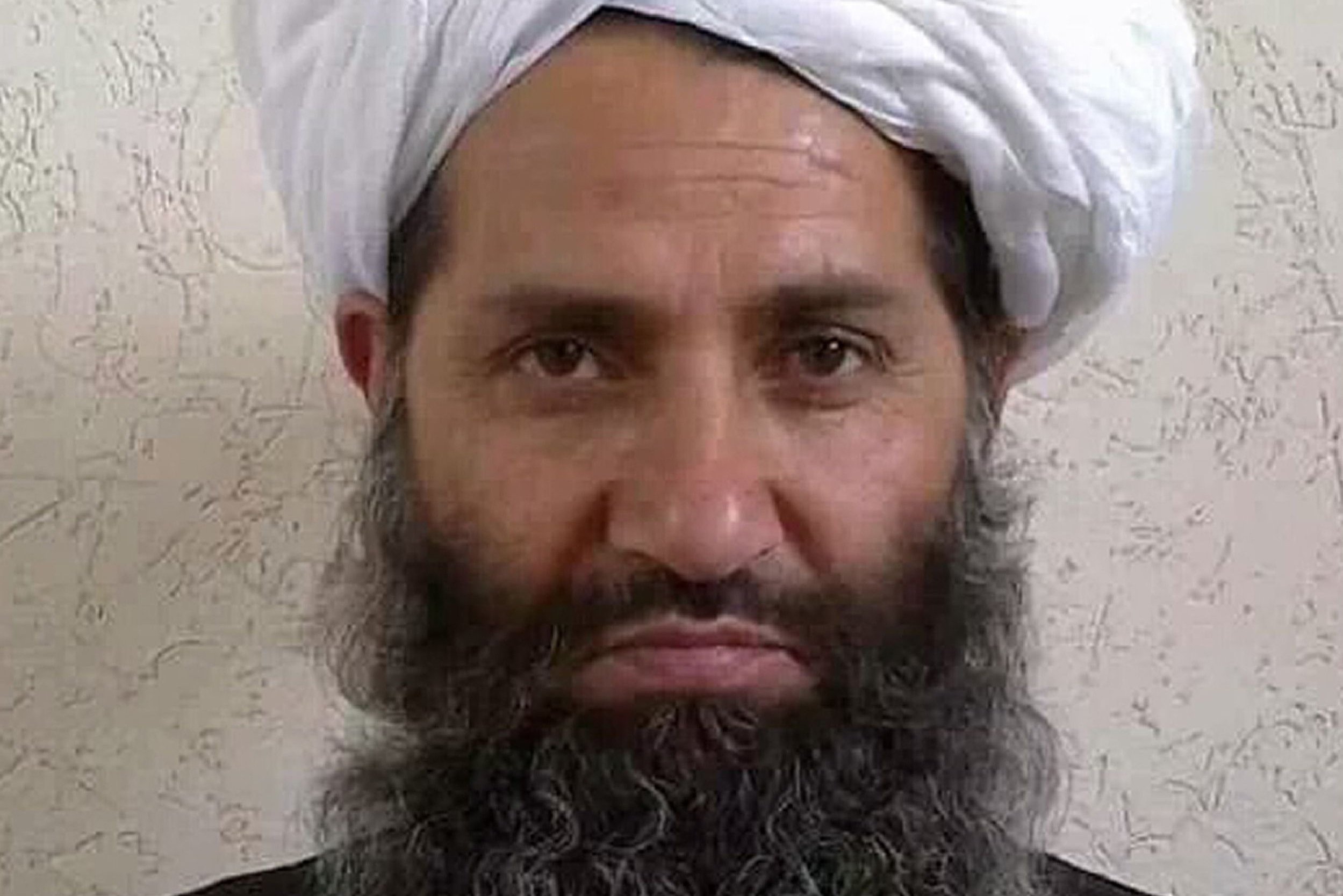 Talibans religiøse leder er for første gang troppet op i offentligheden for at tale til det afghanske folk.