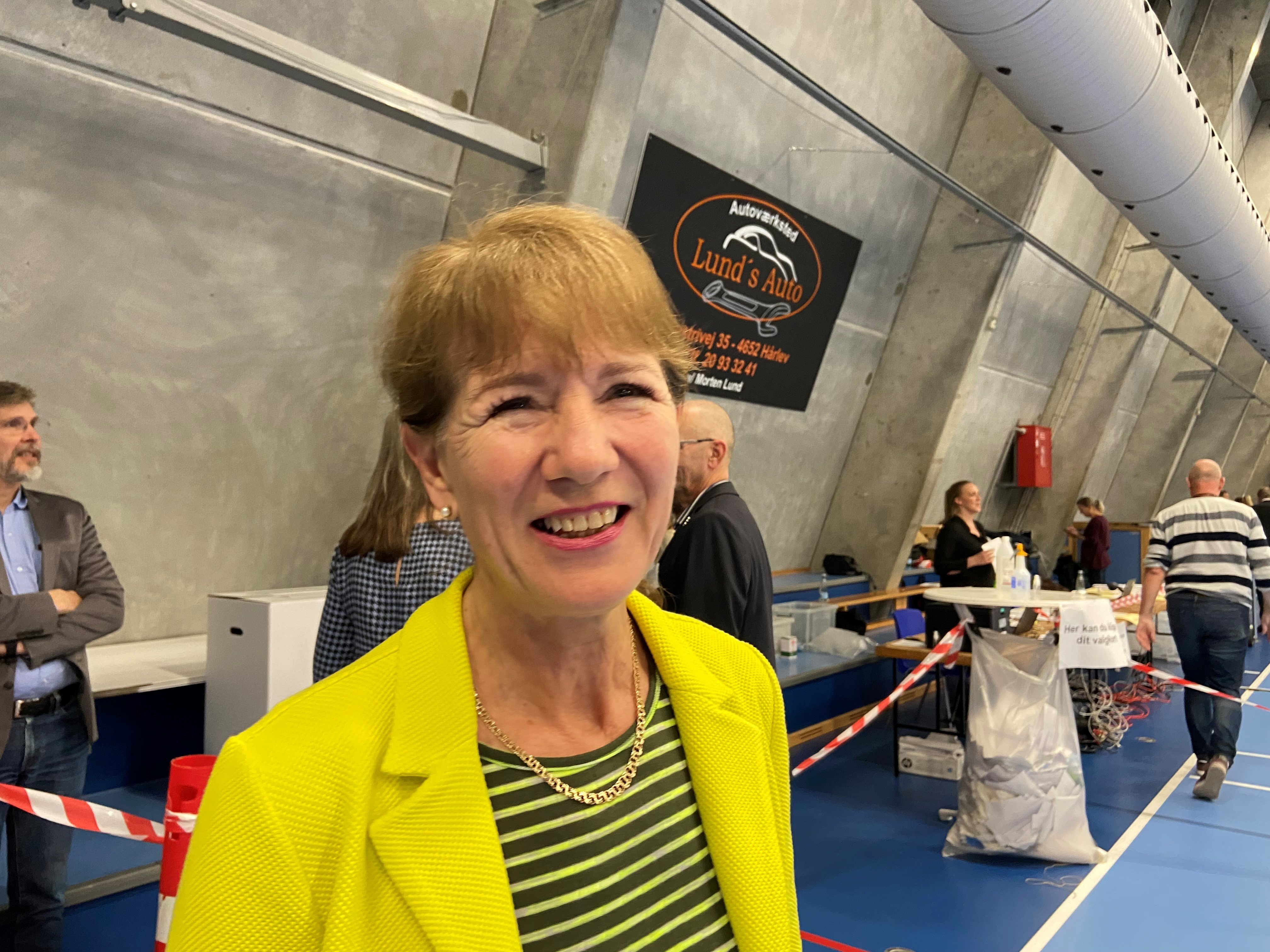 Gina Øbakke var formand for valghandlingen i Hårlevhallerne. Da hun ringede valget af klokken 20 var der 67,4 af de stemmeberettigede, der havde været forbi. Foto: Henrik Fisker