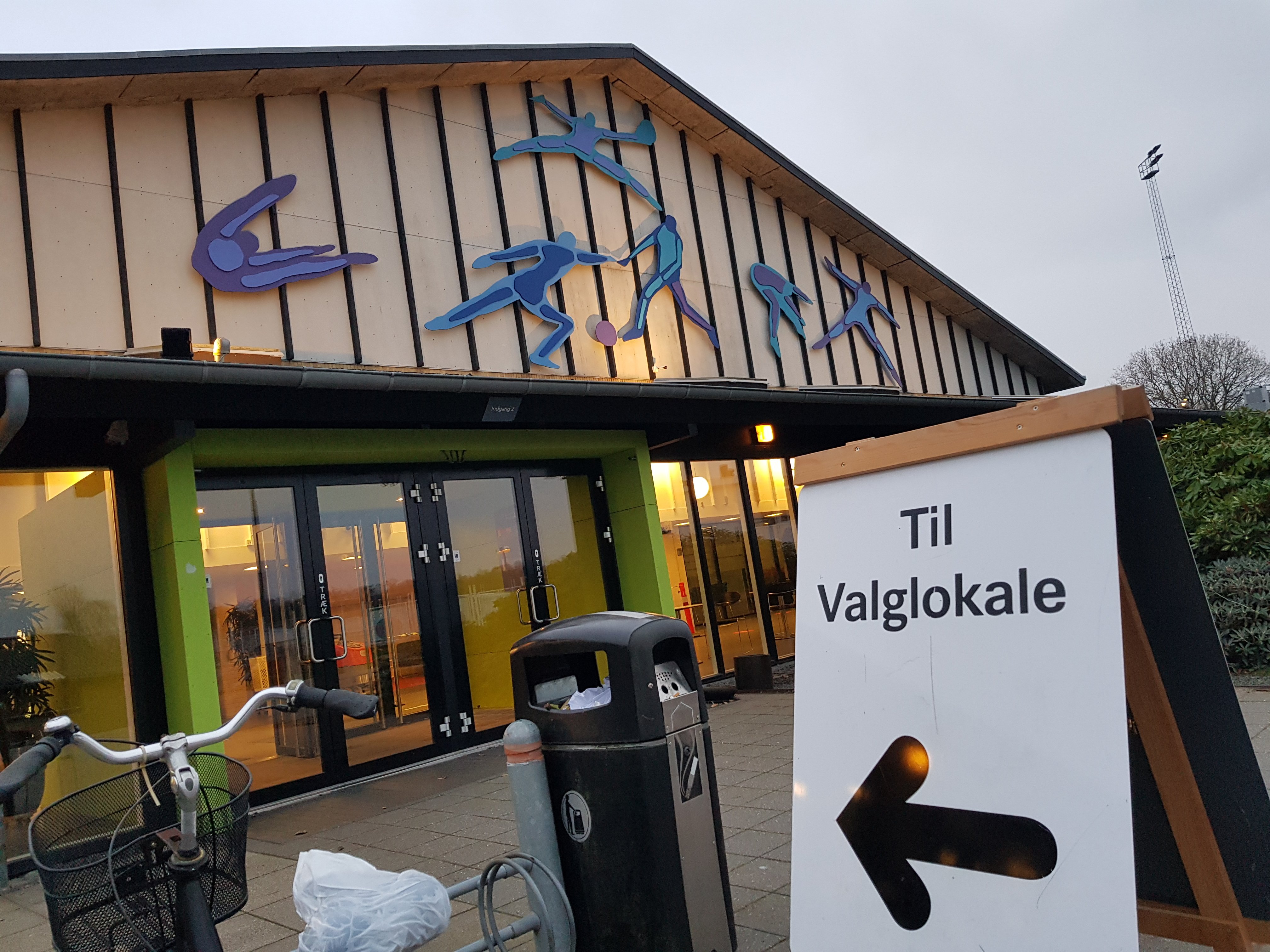 Efter den lokale optælling tirsdag aften i Hornbæk blev stemmerne fragtet til Helsingør Hallen.