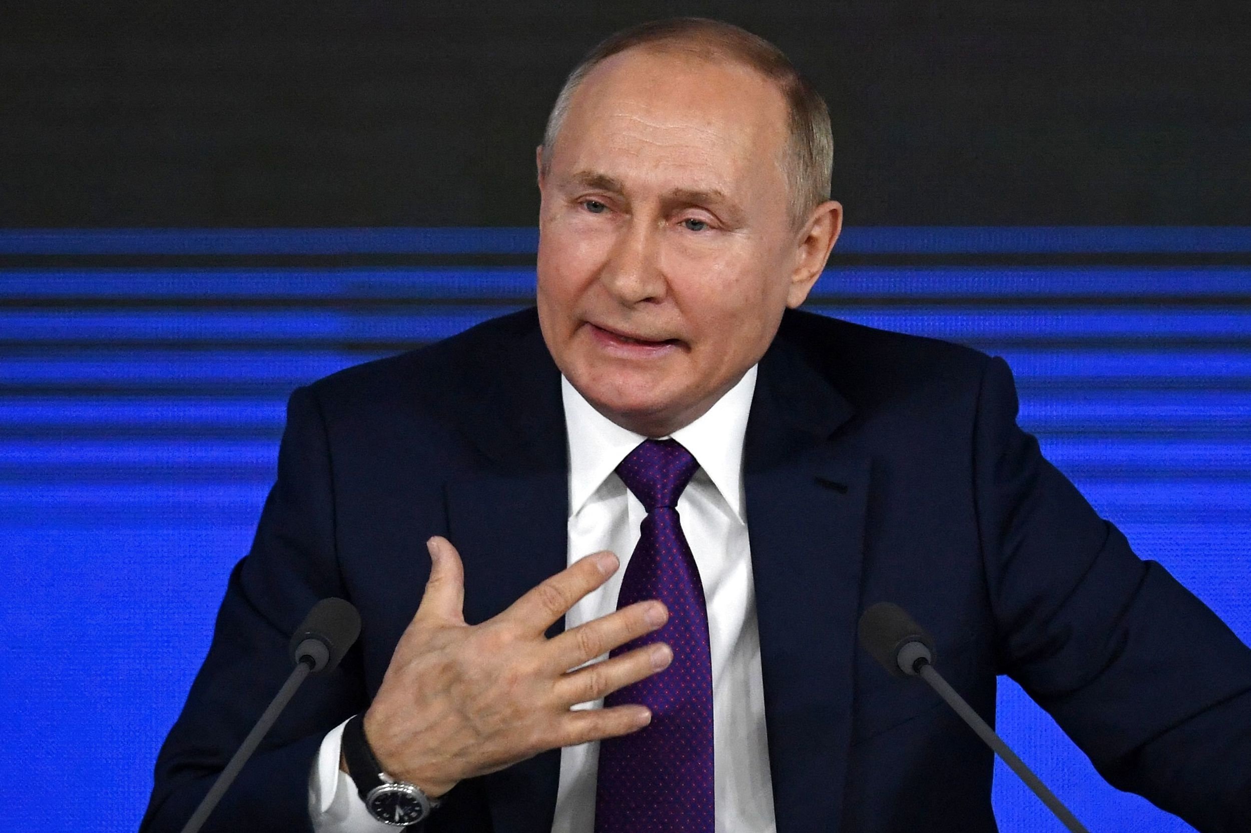 Ruslands præsident, Vladimir Putin, siger, at han håber, at internationale kriser kan løses fredeligt.