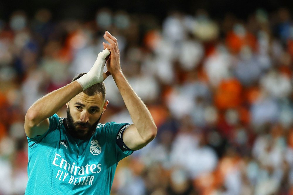 Valencia var foran mod Real Madrid, inden to sene mål vendte kampen på hovedet, så sidstnævnte vandt.