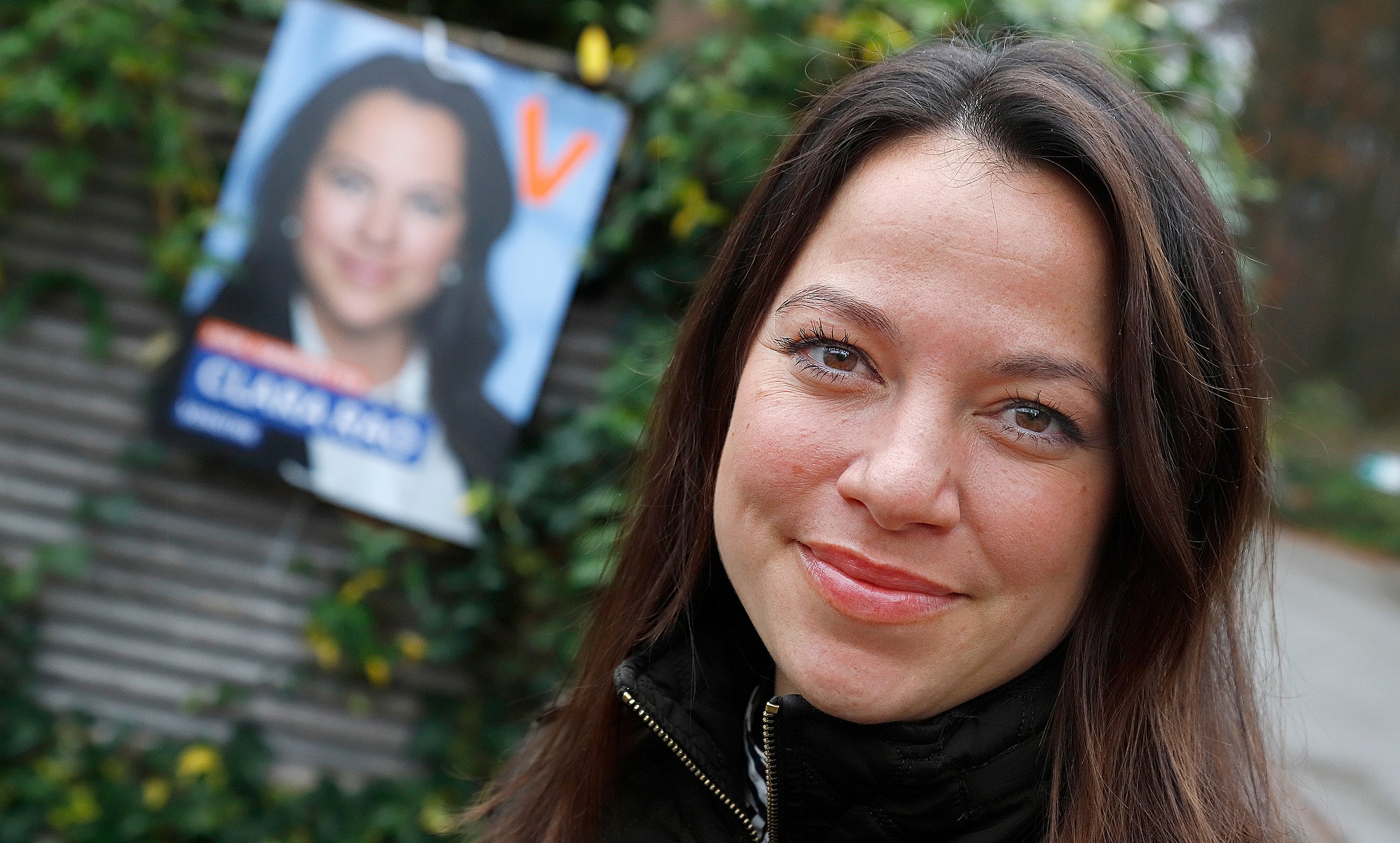 Clara Rao stemte mange dørklokker ved valget i 2021 - og hun gør det som den mest naturlige ting i verden, siger Niels Kirkegaard. Foto: Allan Nørregaard
