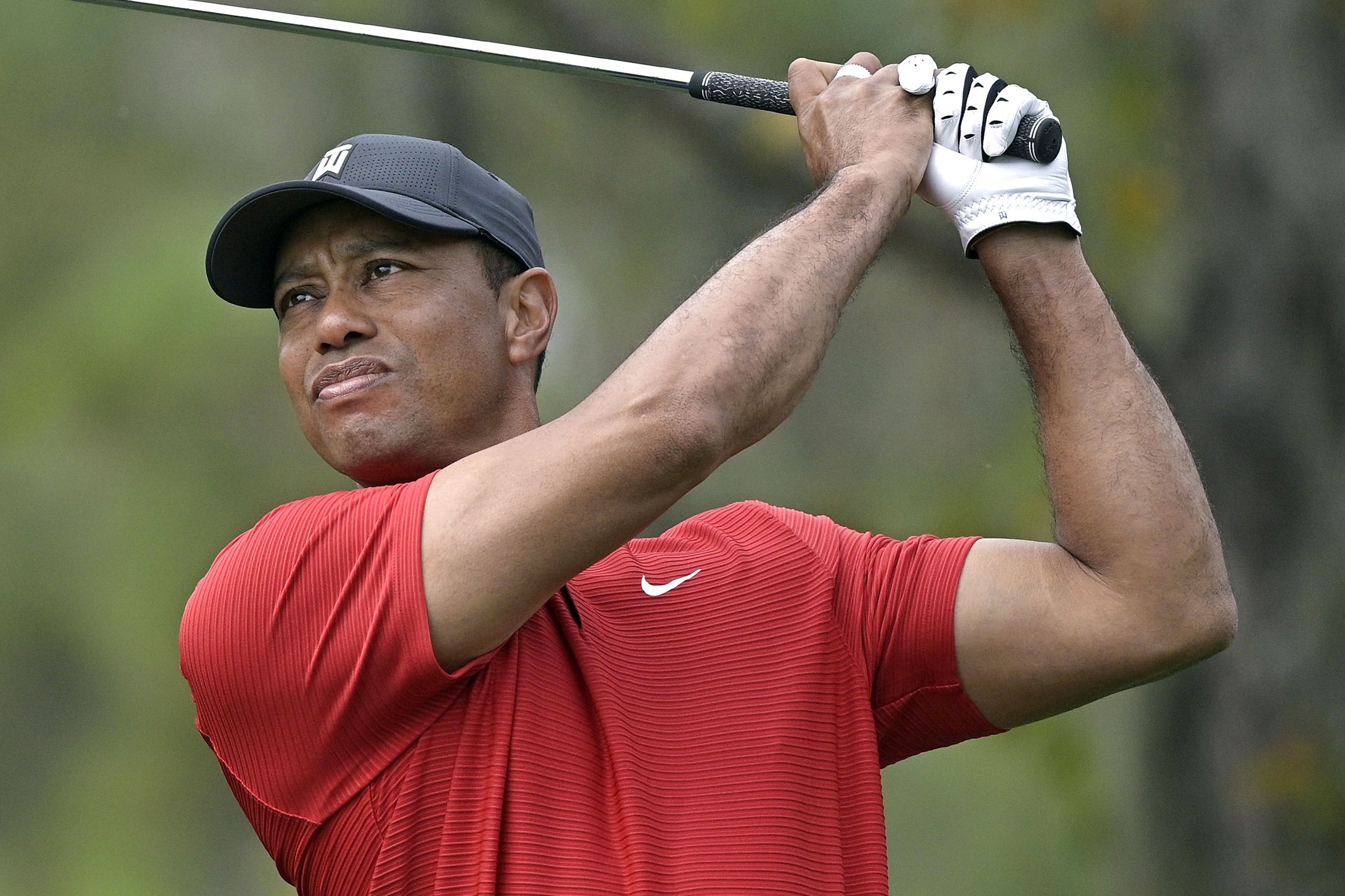Kolleger og fans er begejstrede, efter at Tiger Woods har lagt en video op, hvor han slår til en golfbold.