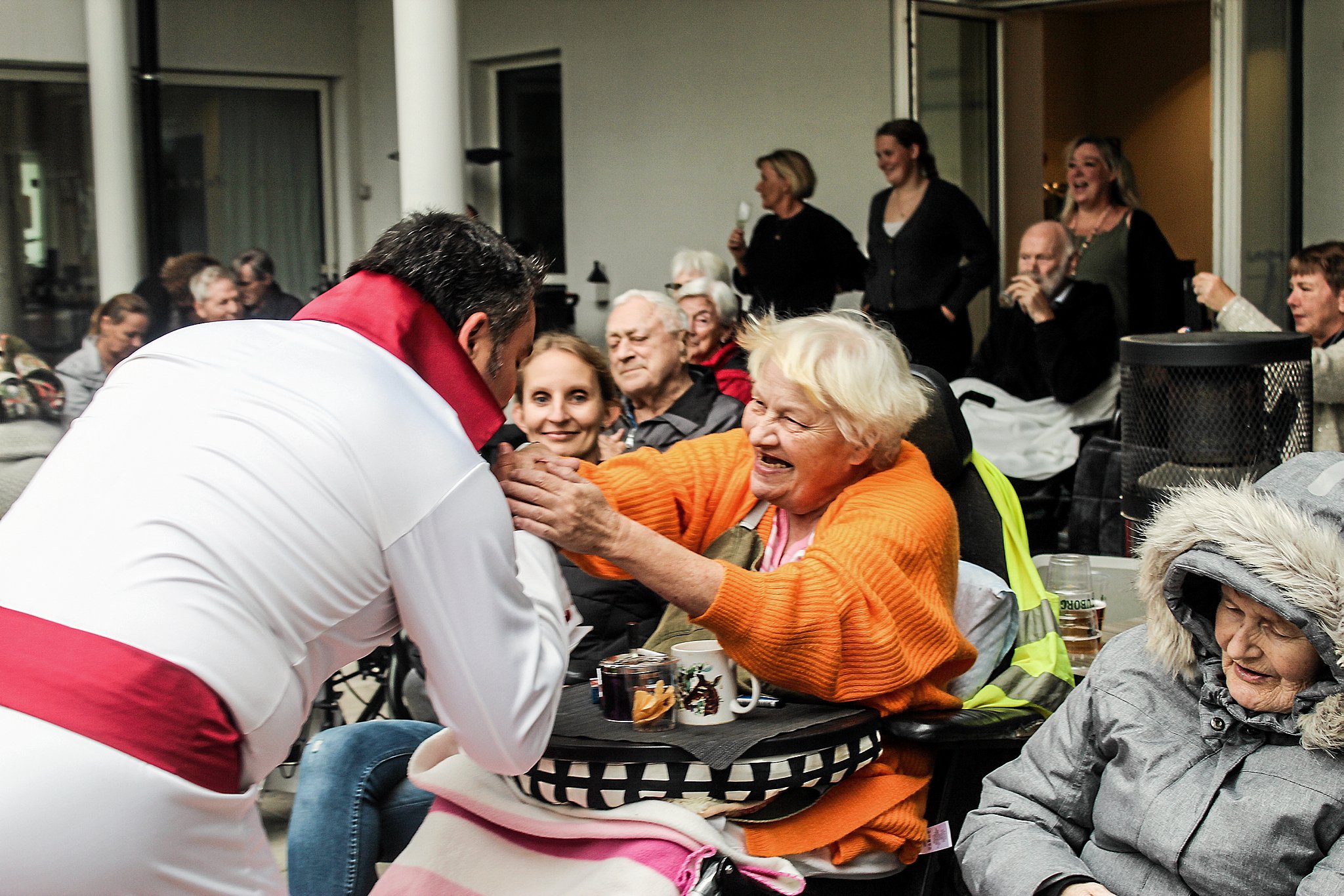 Elvis skruer charmen på hos beboerne på det kommunale plejecenter Egeparken i Egedal. Nu ønsker flere partier et friplejehjem i kommunen.