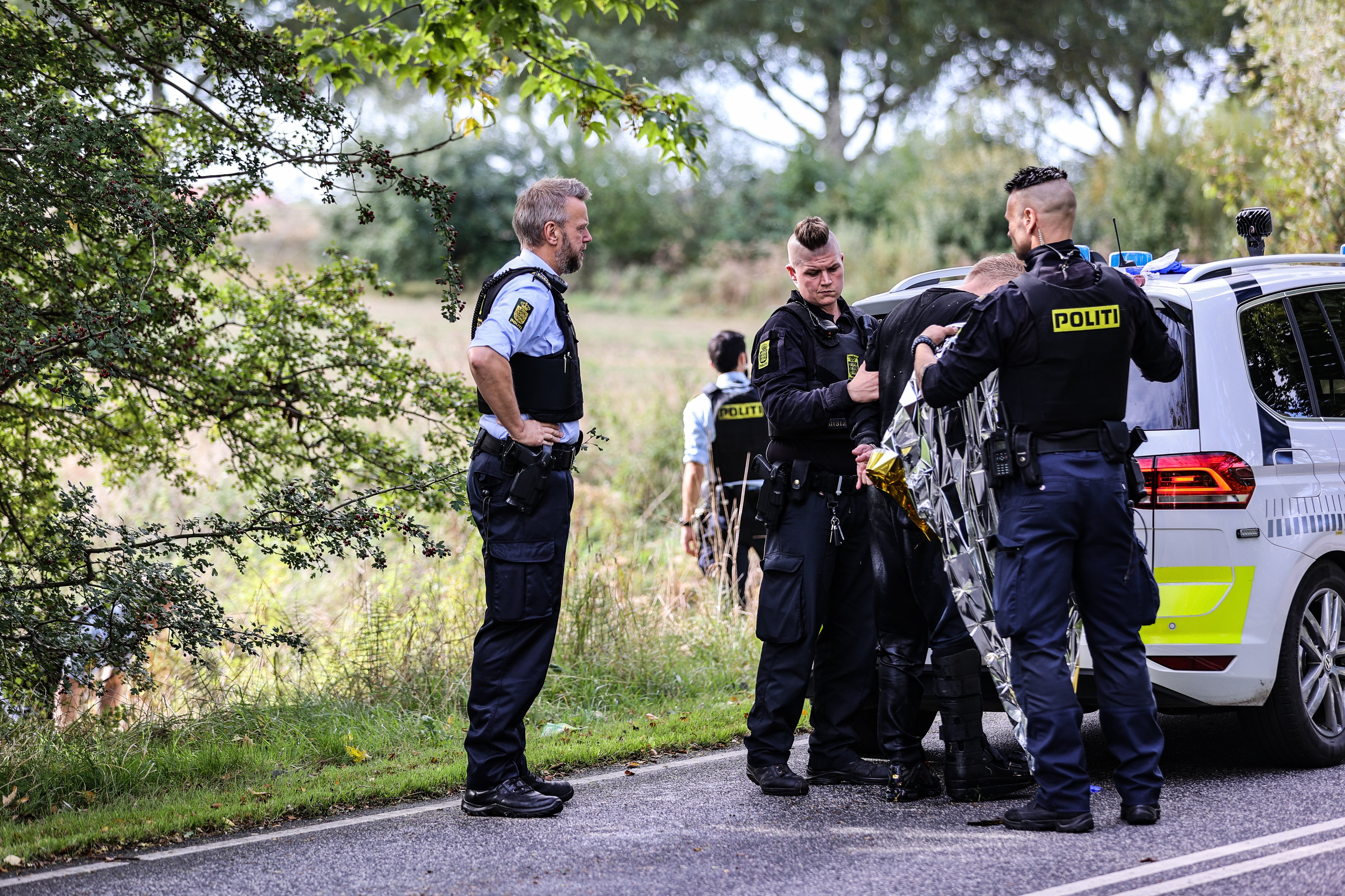 En socialsag fik tirsdag en mand til at gemme sig i et krat