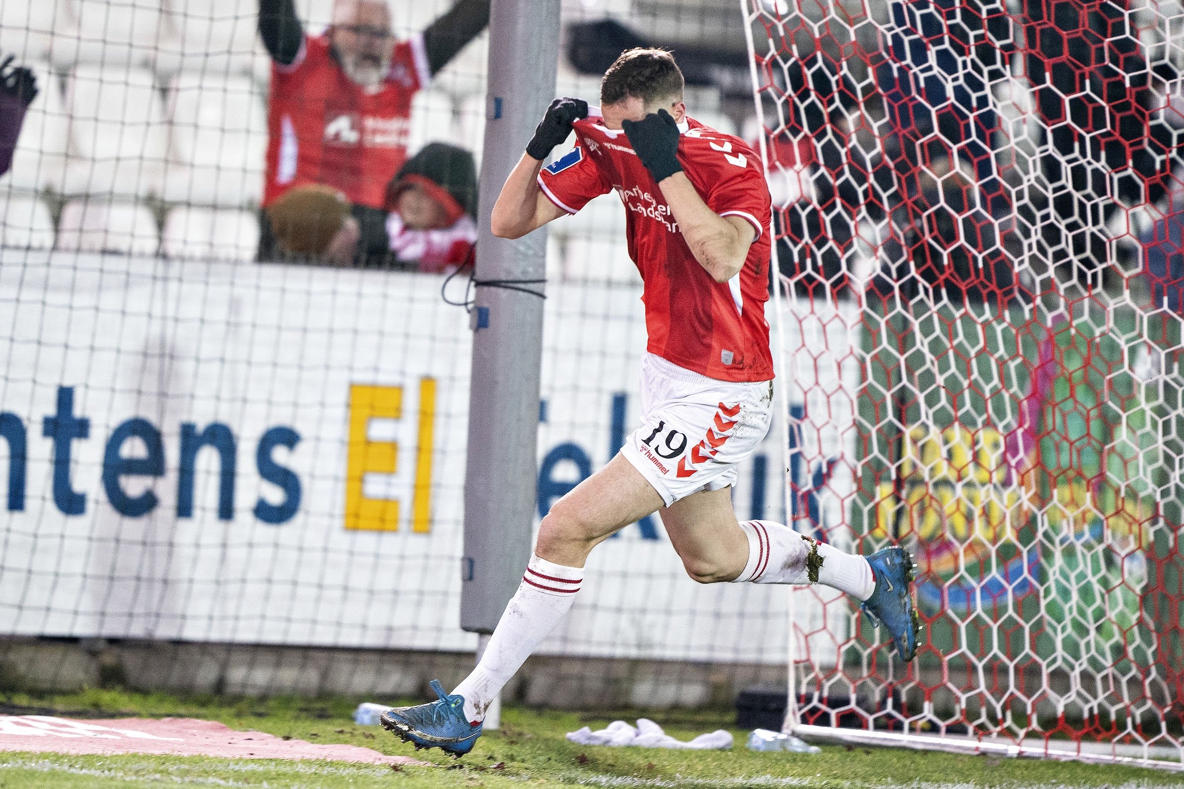 Med en scoring til 1-1 i kampens overtid stjal Vejle hjemme mandag point fra FC Midtjylland i Superligaen.