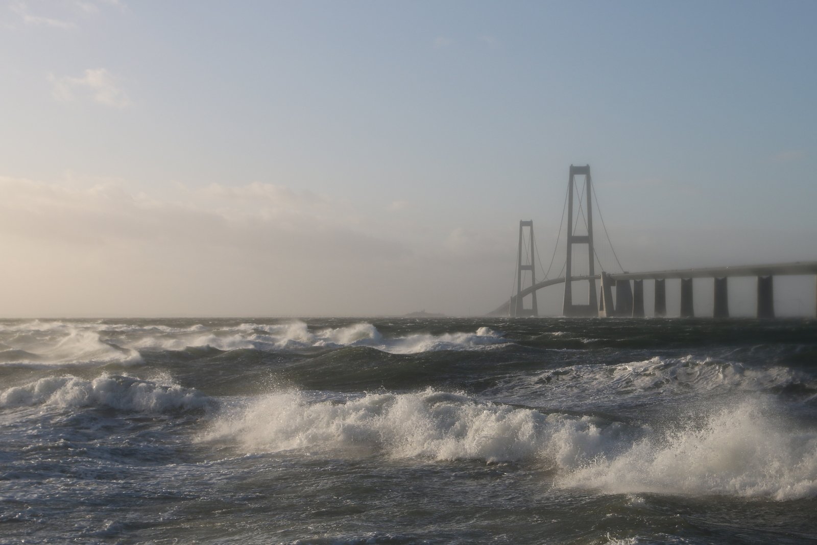 Storebæltsbroen er genåbnet efter uheld i kraftig vind, oplyser Vejdirektoratet. Ingen kom til skade.