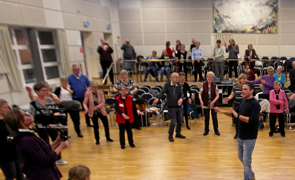 Den kendte danser Silas Holst fik en fredag eftermiddag i 2019 Ishøjs ældre op af stolen. For musik og dans kan hjælpe demensramte - og så kan alle være med, ligegyldig om man bliver siddende i stolen eller kommer op at stå. - Thomas Olsen Den kendte danser Silas Holst fik en fredag eftermiddag i 2019 Ishøjs ældre op af stolen. For musik og dans kan hjælpe demensramte - og så kan alle være med, ligegyldig om man bliver siddende i stolen eller kommer op at stå.