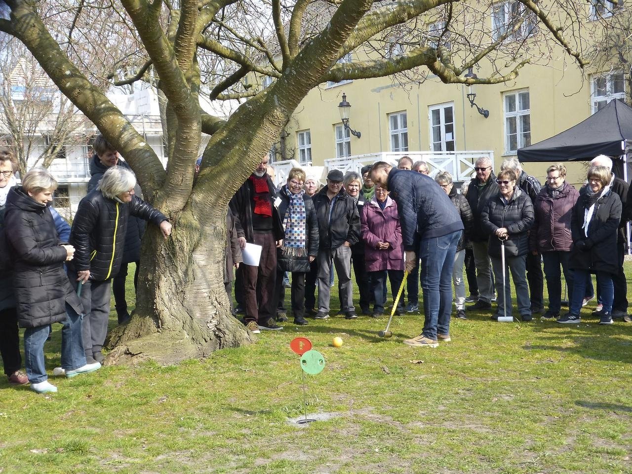Skjoldborgparken er nu (også) en officiel 18 hullers krolfbane - borgmesteren slog det første slag