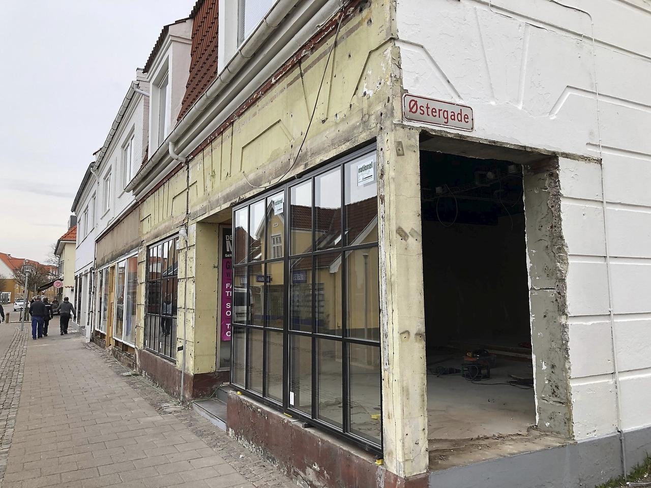 Den københavnske ejendomsmægler Lars Elbæk har fået kig på Hundested - butikker indrettes i tidligere farvehandel