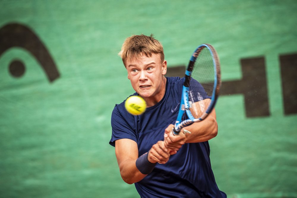 Tennisspilleren Holger Rune spillede sig videre i juniorudgaven af French Open, men er ude i double.