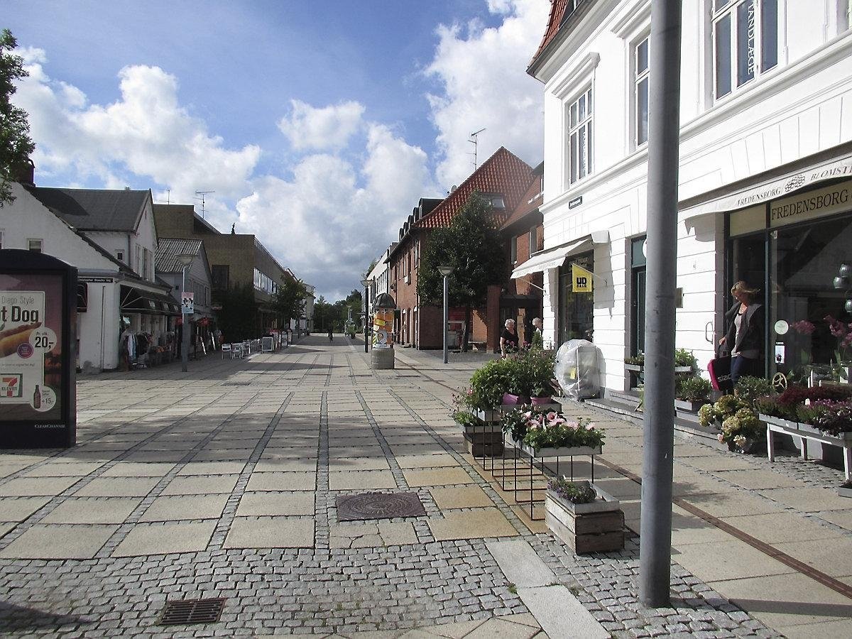 "Hvorfor deler Superbrugsen ikke sine aktiviteter og flytter nogle af dem tilbage i Jernbanegade, hvor brugsen startede i 1896?," spørger debattøren i dette indlæg