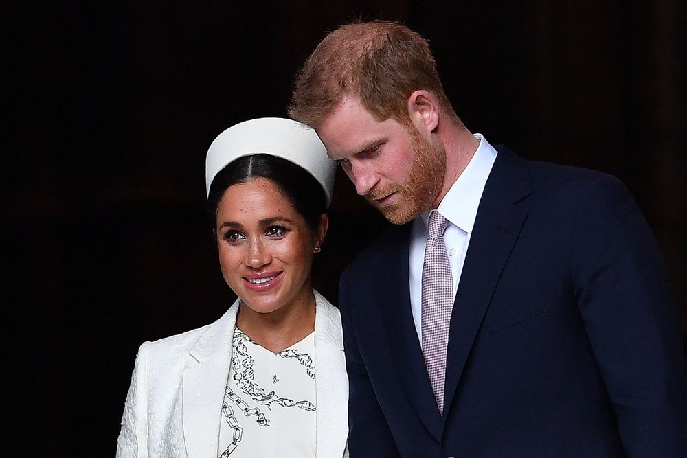 Prins Harrys første barn er mandag eftermiddag på vej, skriver britiske medier.