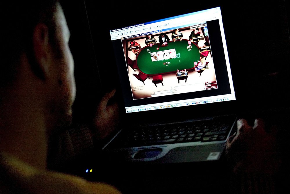 En dansk professionel pokerspiller er tiltalt for at aflure andre spilleres kort i online poker.