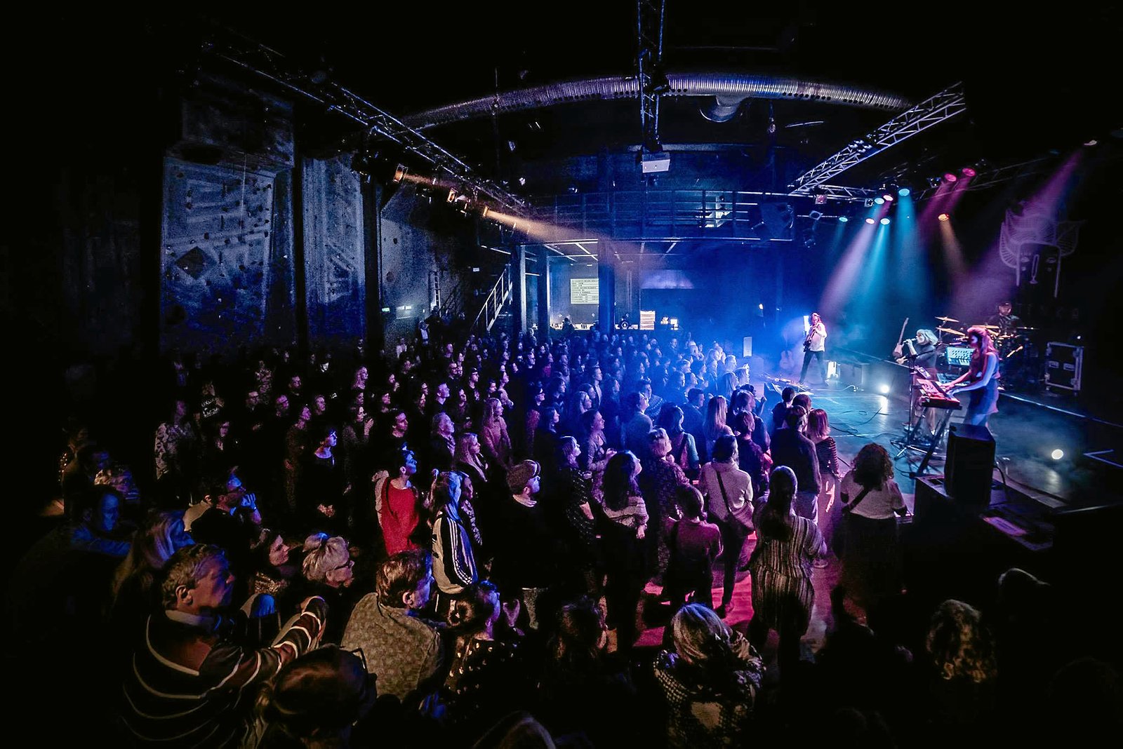 Her på scenen på forbrændingen skulle det ukrainske metalband have stået 15. marts. Nu bliver det nogen andre, der skal indtage den.