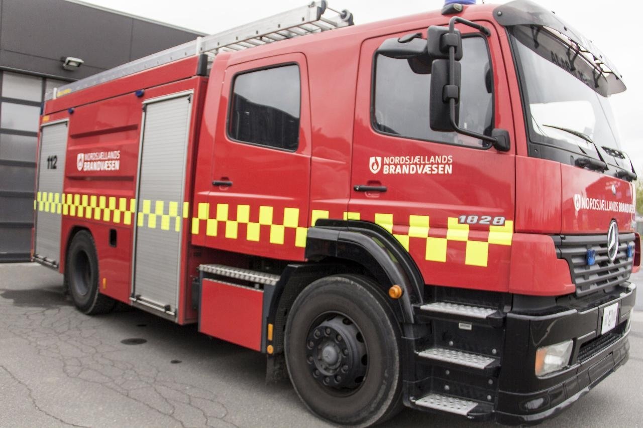 Indkøbskurv sat i brand i ejendommens kælder