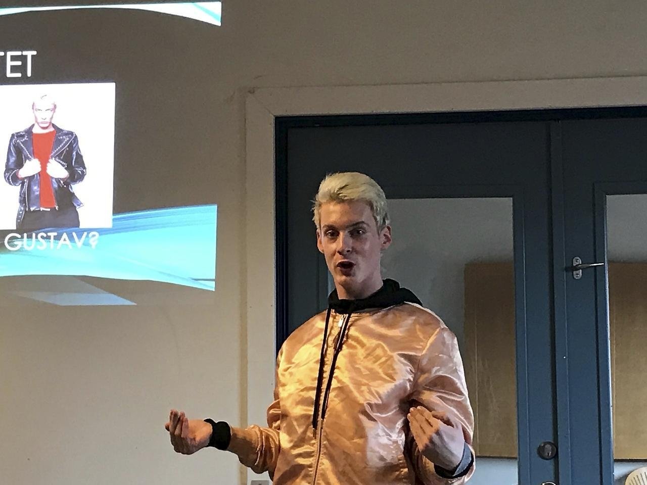 X-Factor-sangeren Sigmund Trondheim mødte eleverne fra Herstedvester Skoles 8. klasser
