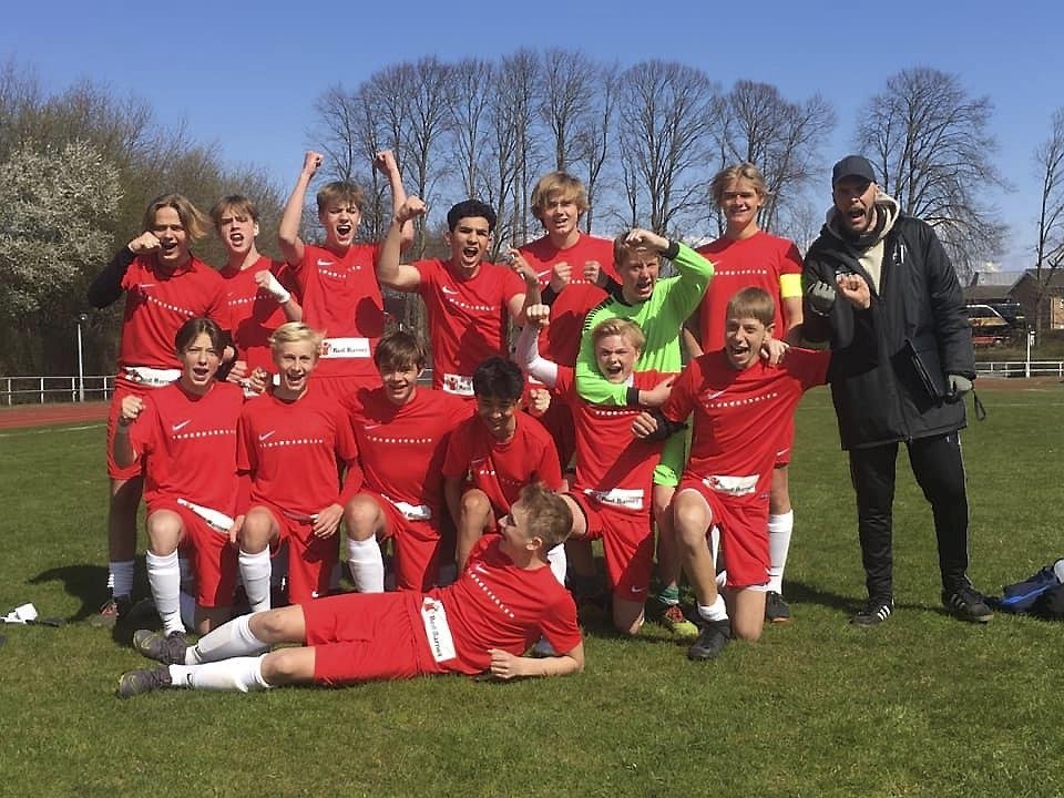 Trørødskolens drenge vandt semifinalen efter en nervepirrende straffesparkskonkurrence. I dag spiller de finalen i Ekstra Bladets skolefodboldturnering i Vejle