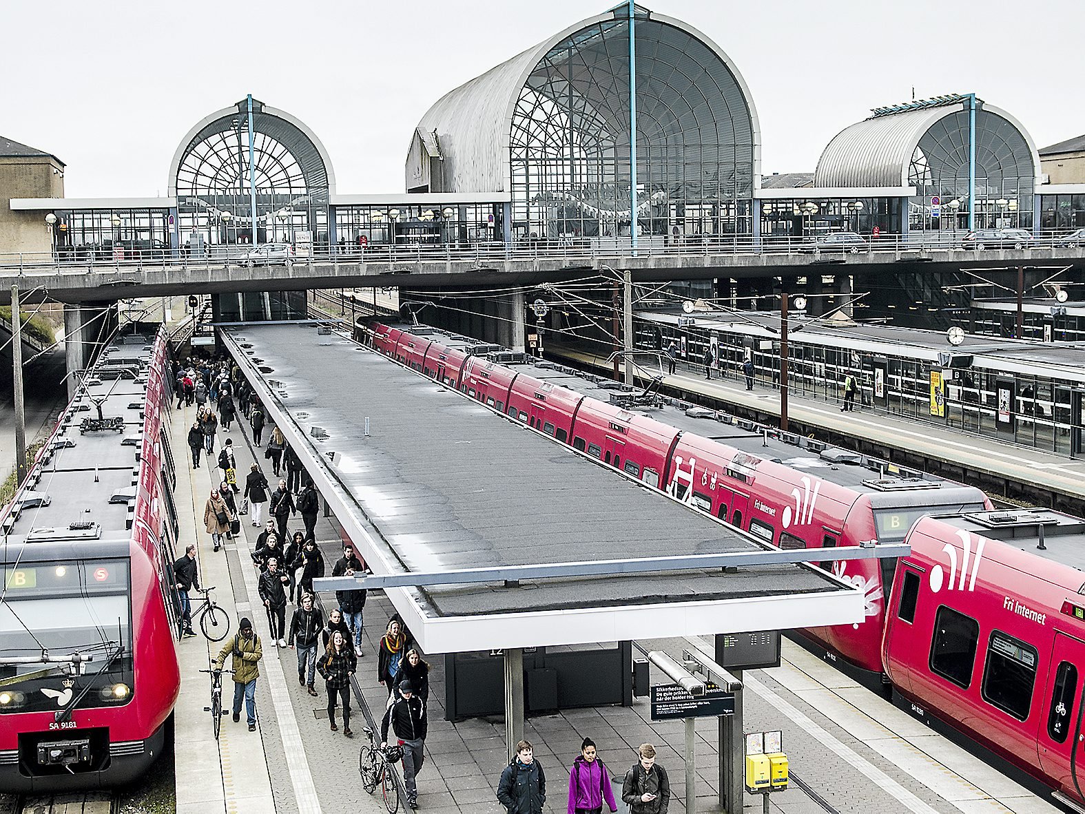 Sporarbejde og signalfejl påvirkede alle S-tog onsdag morgen, men DSB forventer normal drift i eftermiddag.
