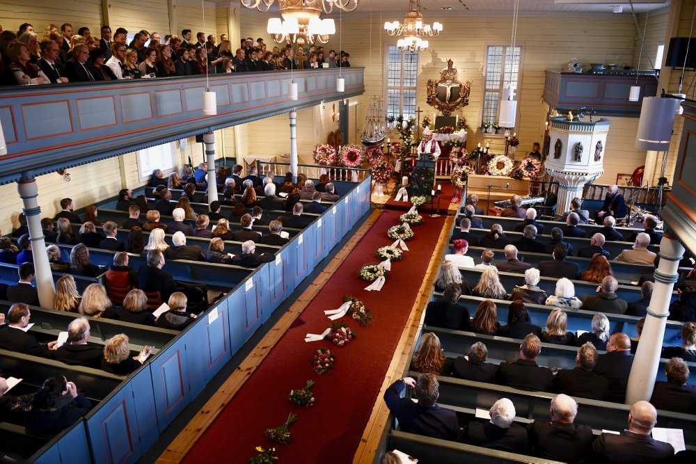 Det var en propfyldt kirke, der mandag eftermiddag tog afsked med norske Maren Ueland, der blev dræbt.