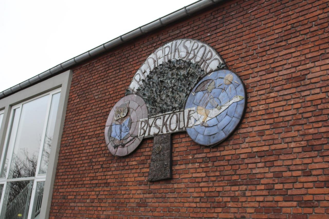 Byrådet vedtog forleden den lokalplan, som gør det muligt at bygge en tandklinik på Carlsbergvej, udvide byskolen og Frederiksborg gymnasium - og anlægge den længe ventede parkeringsplads