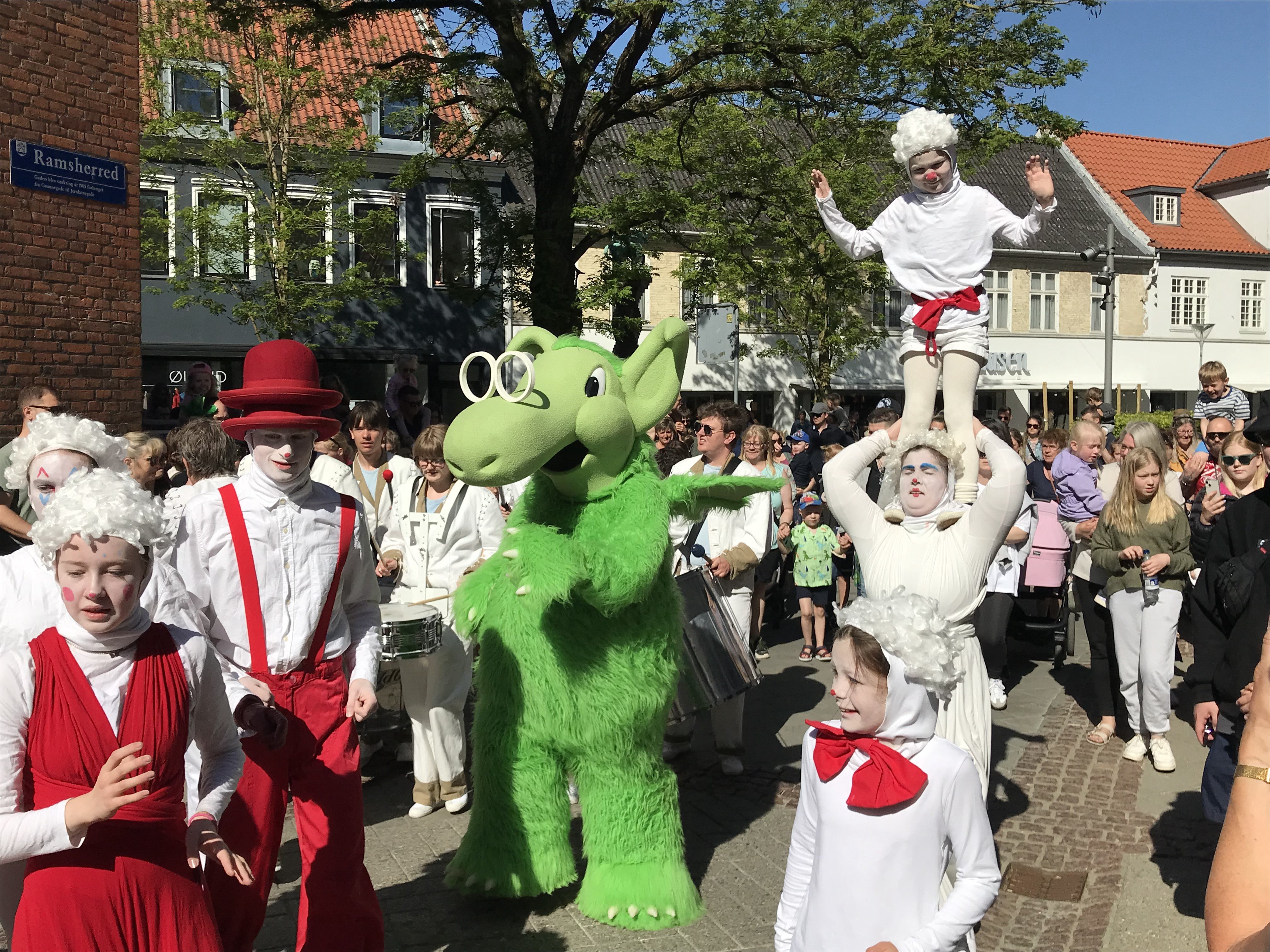 Der var rigtig mange mennesker, som lørdag formiddag fulgte med Næssi og Avantgarden fra Axeltorv til Grønnegades Kaserne, hvor der var familielørdag. Privatfoto