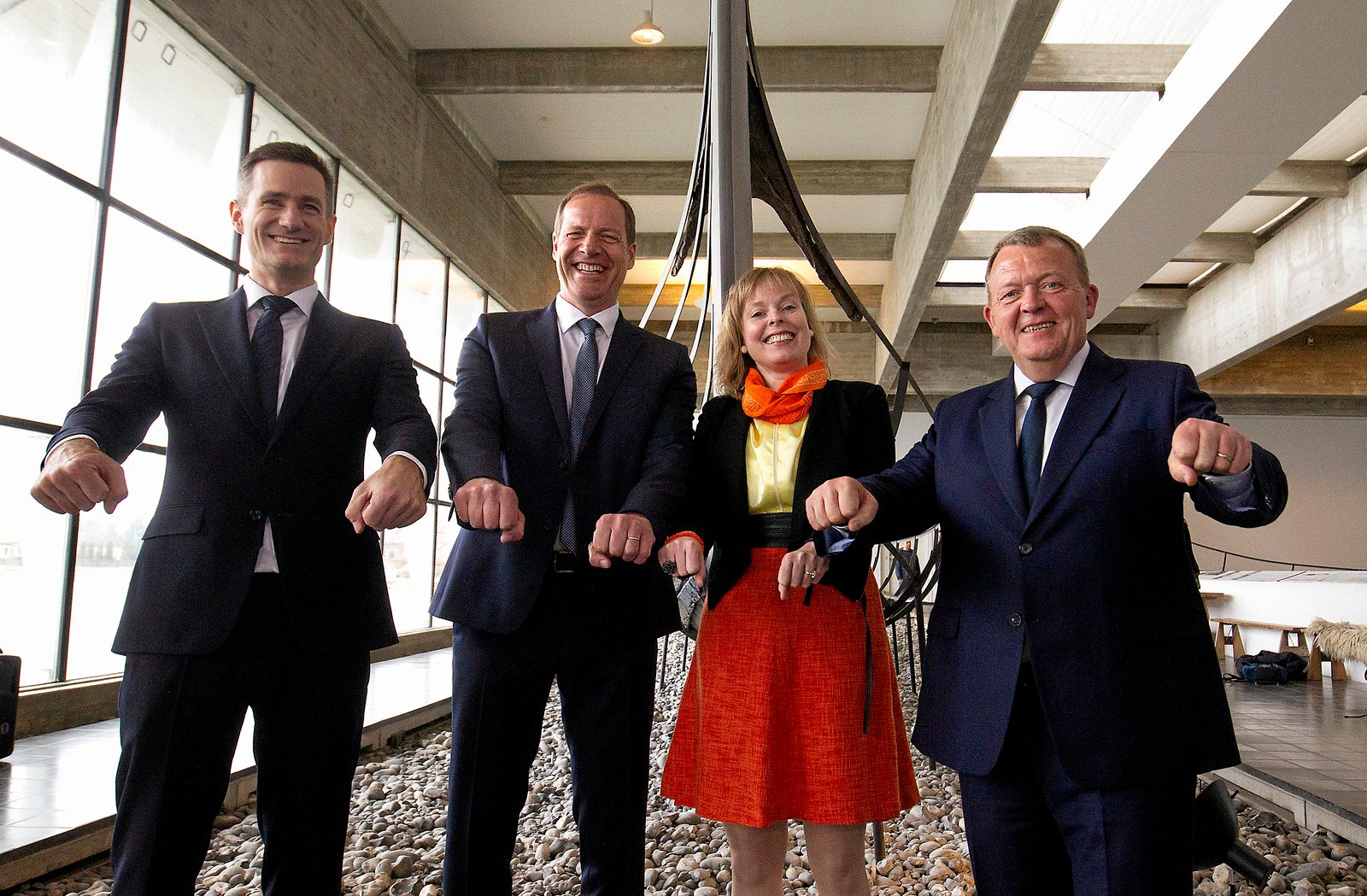 Rasmus Jarlov (K, yderst tv) var med som erhvervsminister, da det i 2019 blev annonceret ved et pressemøde på Vikingeskibsmuseet i Roskilde, at Tour de France kom til Danmark. Her ses han sammen med tour-direktør Christian Prudhomme, daværende borgmester Joy Mogensen og daværende statsminister Lars Løkke Rasmussen.