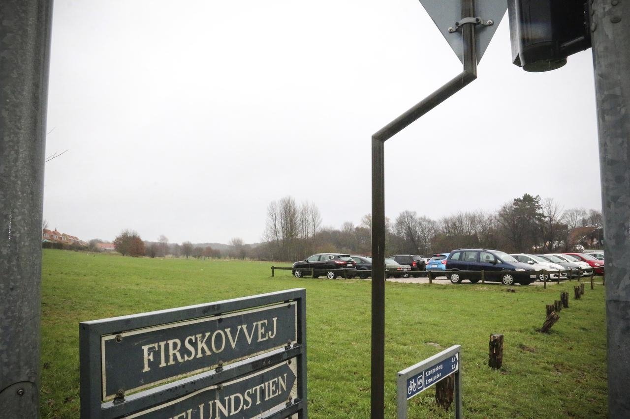 Naturfredningsforeningen er stærkt utilfreds med, at kommunen ikke dropper de midlertidige pladser på Firskovvej efter, at Kanalvejs-byggeriet er færdigt. Men kommunen har stadig brug for pladserne og har søgt om en forlængelse.