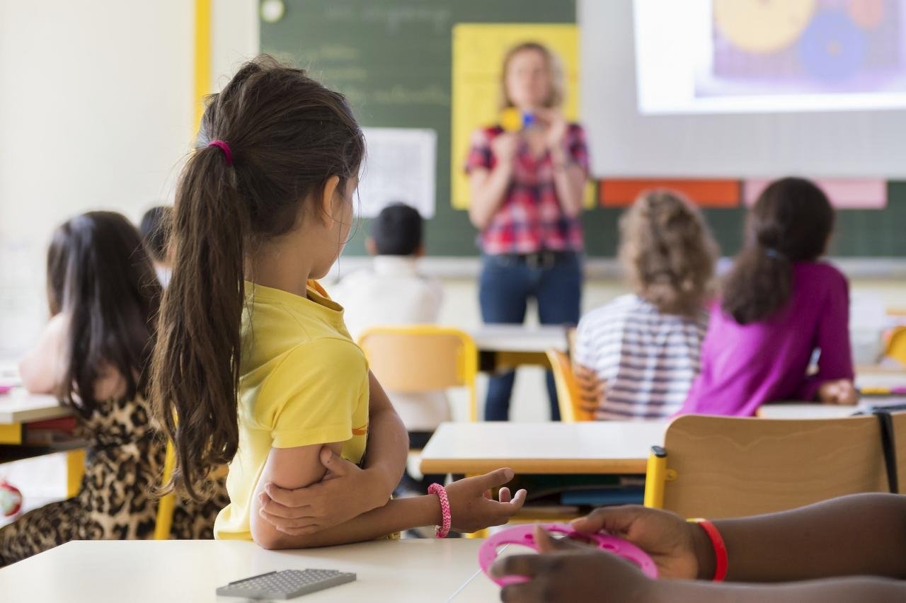Det er vigtigt med en ledelse tæt på sine medarbejdere, påpeger en børnehaveklasseleder fra Dronninggårdskolen i Holte, som er bekymret over udsigten til skolesammenlægninger