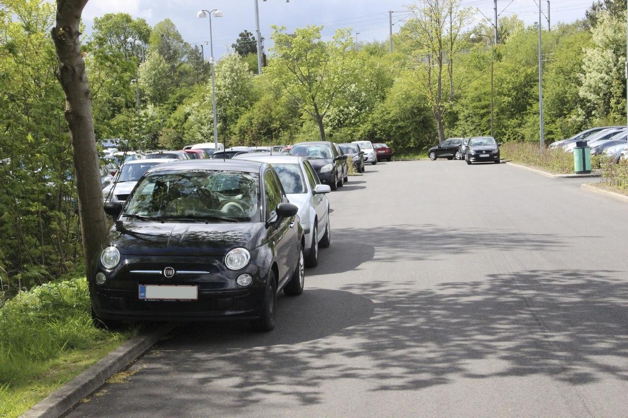 Kommunens p-vagter har fået travlt med at skrive bøder ud til bilister, der parkerer ulovligt på Teglgårdssøens parkeringdplads