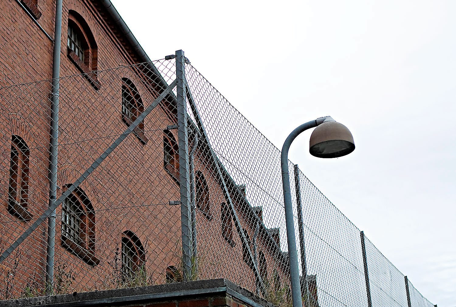 Der er mangel på pladser til varetægtsfængslede, og det lægger massivt pres på arresthusene - Hillerød Arrest er en af dem, der topper listen.