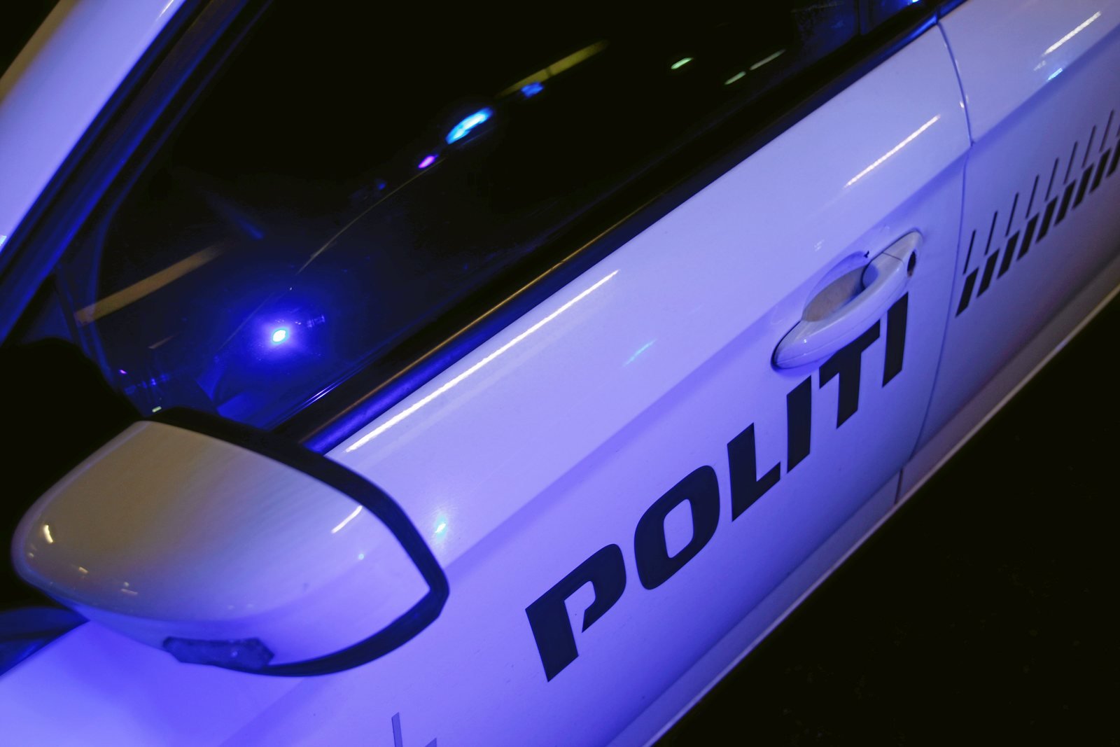 Tidligt tirsdag morgen blev ægtepar vækket af en knust rude.