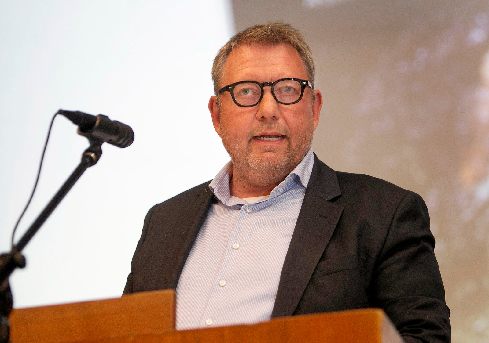 Generalforsamling i Sjællanske Medier. Administrerende direktør Jens Nicolaisen fremlagde regnskabet: Ugeaviser over hele landet blev markant udfordret med et uventet stort fald i annonceomsætningen i 2018.