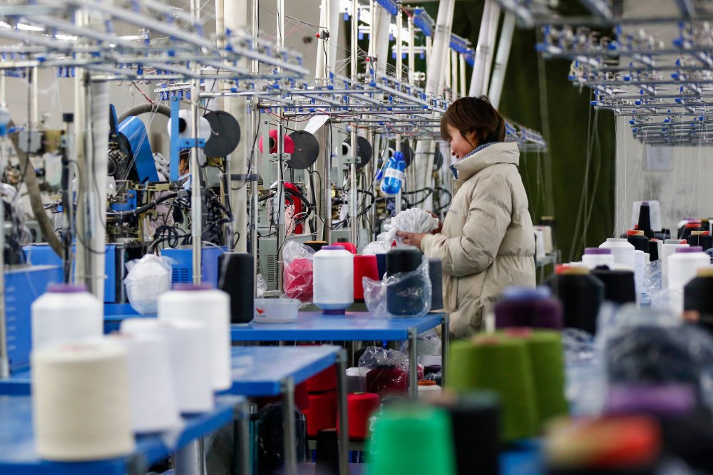 Svækket global vækst og intensiveret handelsprotektionisme rammer Kinas produktion hårdt, vurderer analytiker.