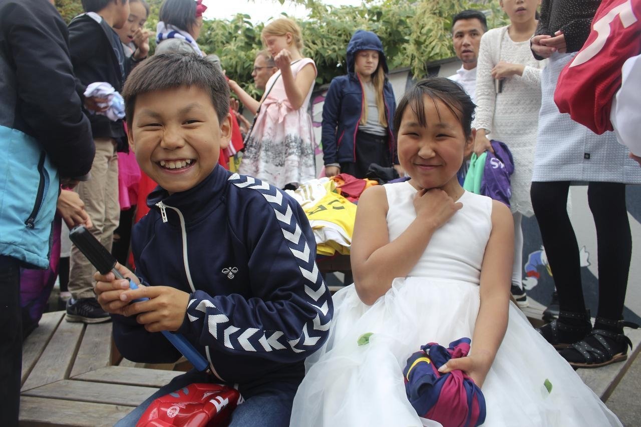 Torsdag sluttede 23 østgrønlandske børns besøg i Gentofte, og en af værtsfædrene, Michael Jeppesen, kvitterede for glade stunder med "sin dreng" Nukaaraq med uddeling af 298 fodboldtrøjer indsamlet via Facebook-opslag.