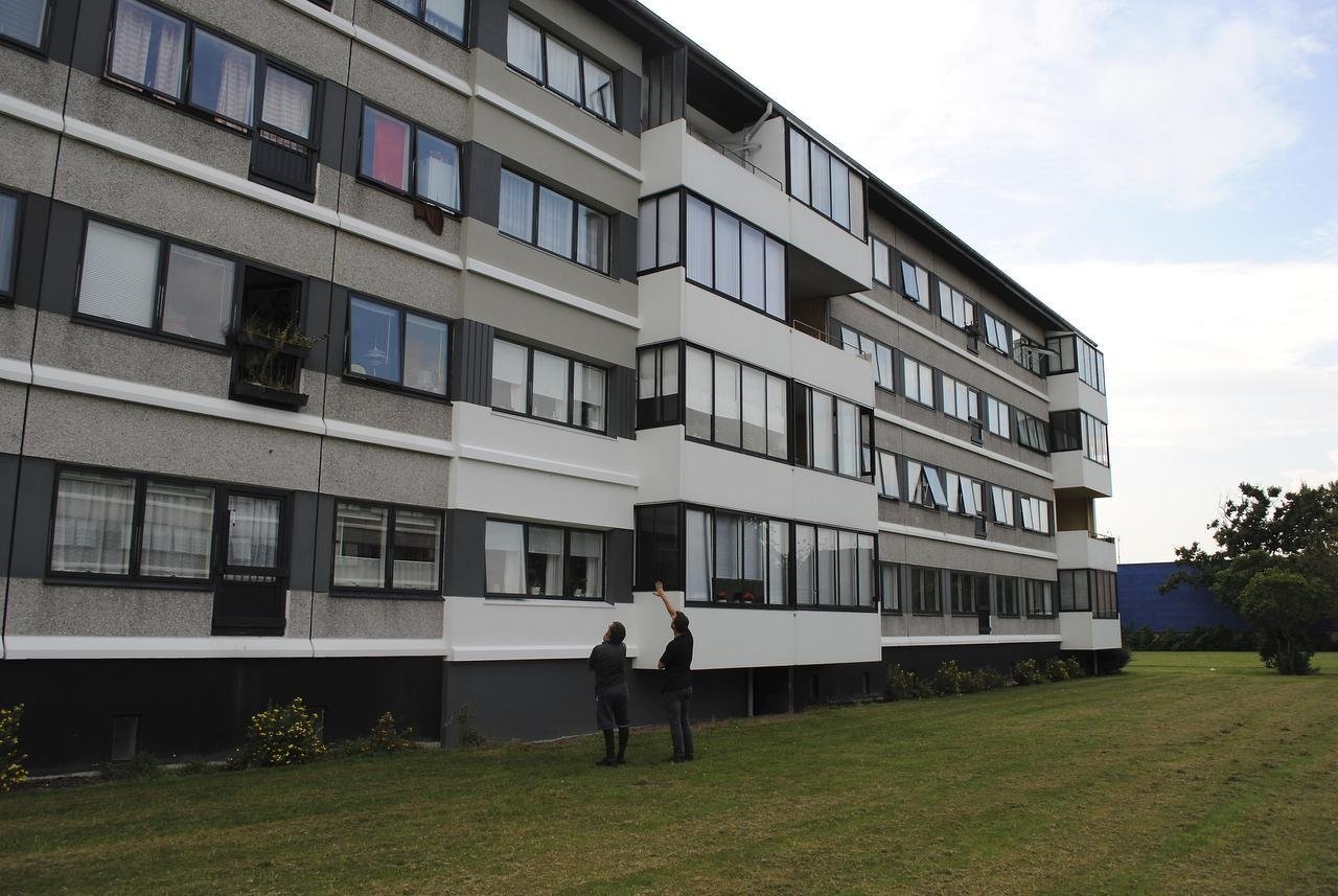 1:1 mock-up af ny facade i Topperne står klar. Her afprøves farver, strukturer og materialer