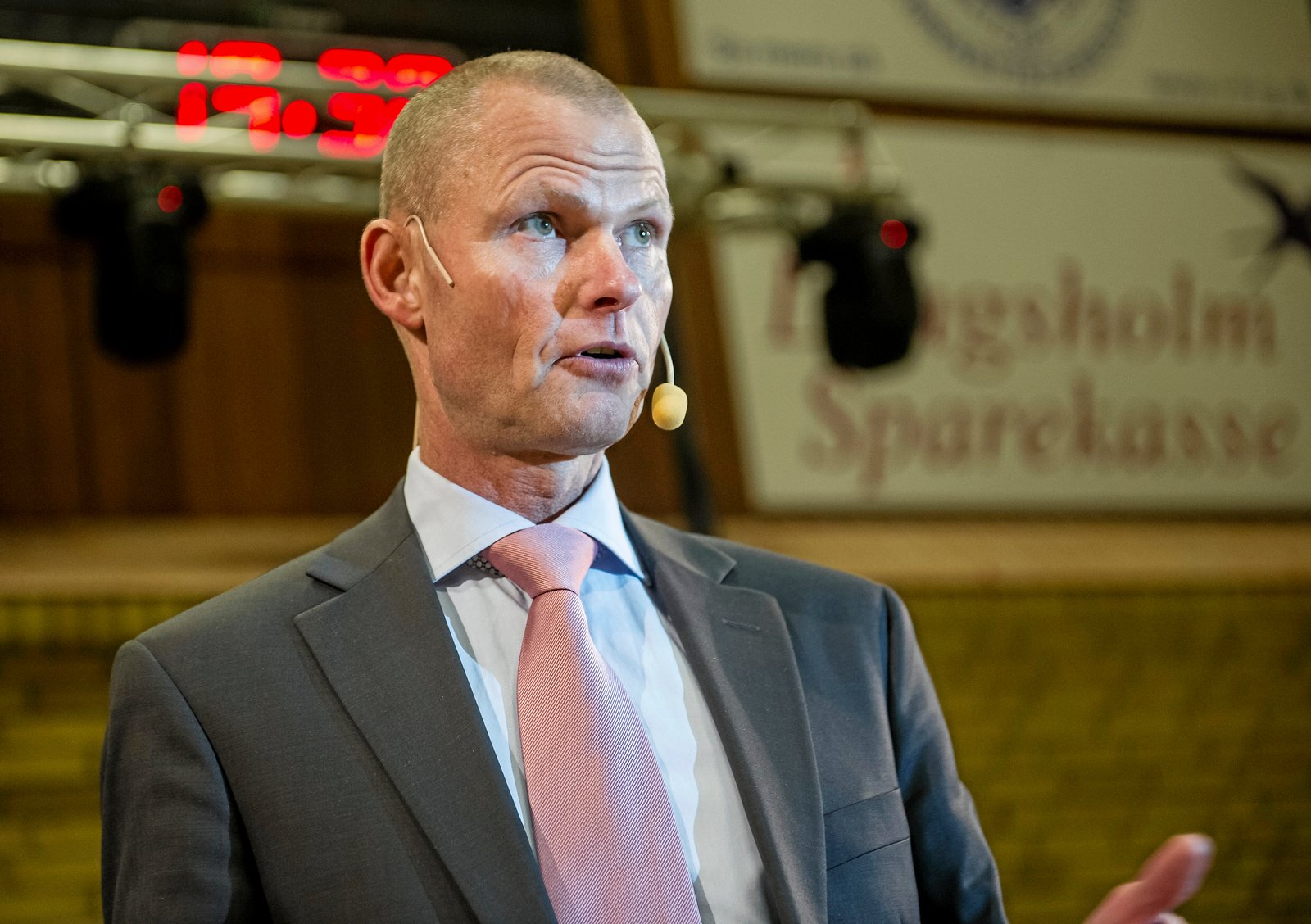 - Når vores udlån vokser med 14,4 procent, og vi får 960 nye kunder hen over året, skyldes det alene lokale aktiviteter. Det tør vi godt tage en del af æren for, lyder det fra sparekassedirektør Claus Seiling.