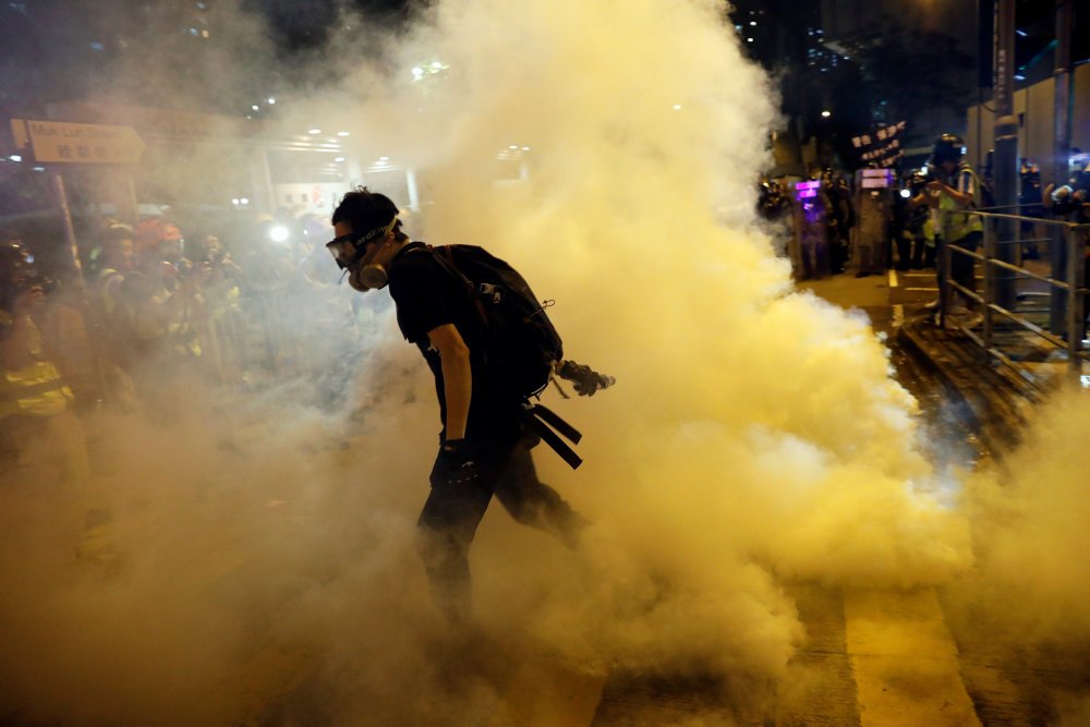 Demonstrationer mod upopulær regering fortsætter i Hongkong natten til søndag. Titusinder på gaden lørdag.