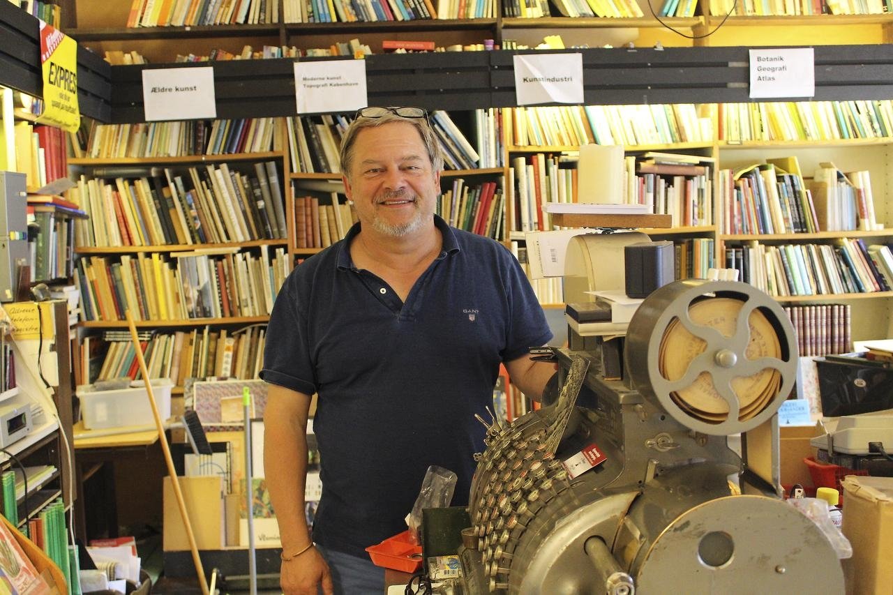 Klampenborg mistede tidligere på året boghandler Parelius. Nu genåbner forretningen snart med fokus på nostalgi, retro og naturligvis masser af gamle bøger. Vi har mødt den nye ejer
